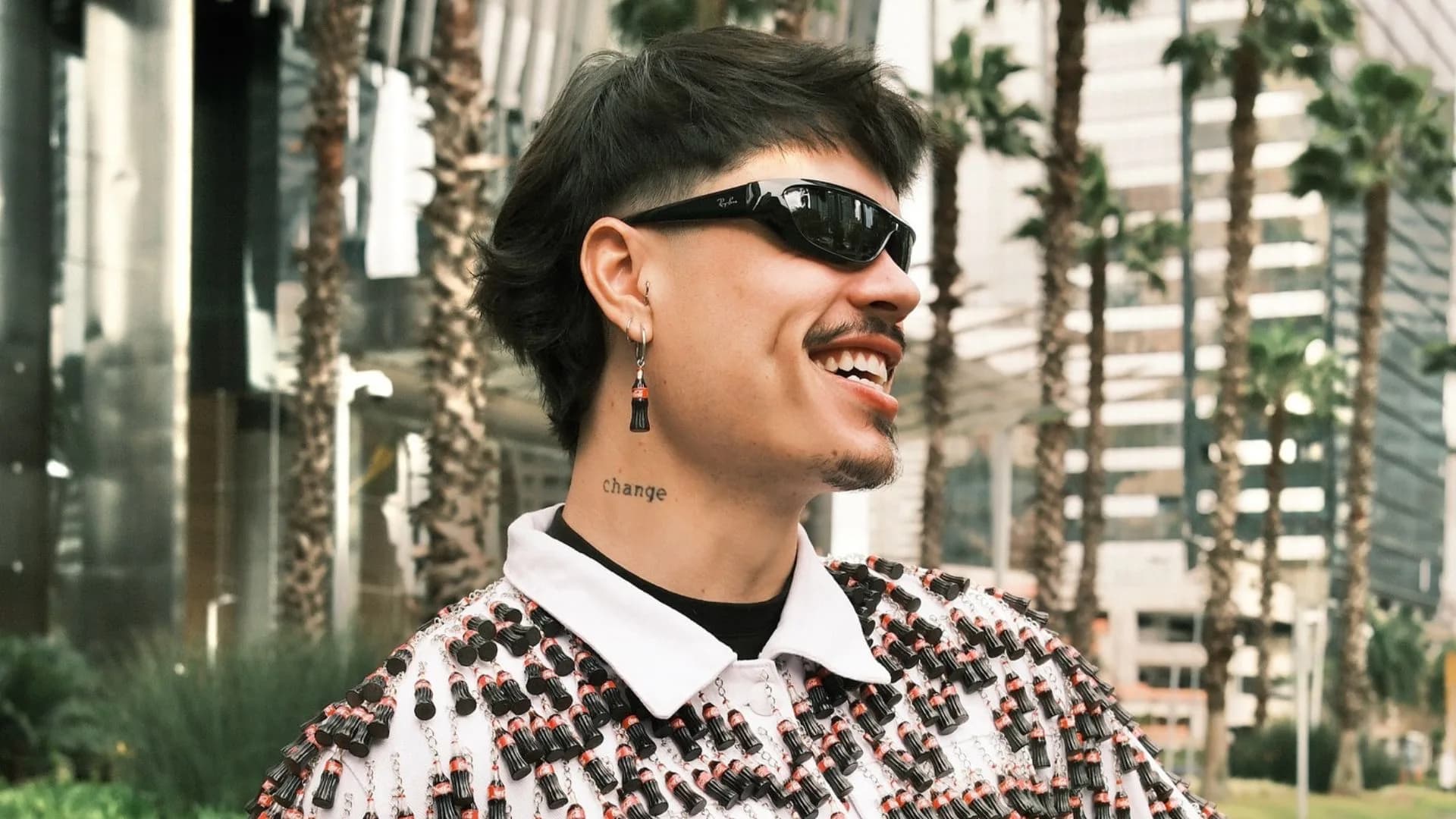 Influenciador Bomtalvão faz unboxing do iPhone 17 Pro Max