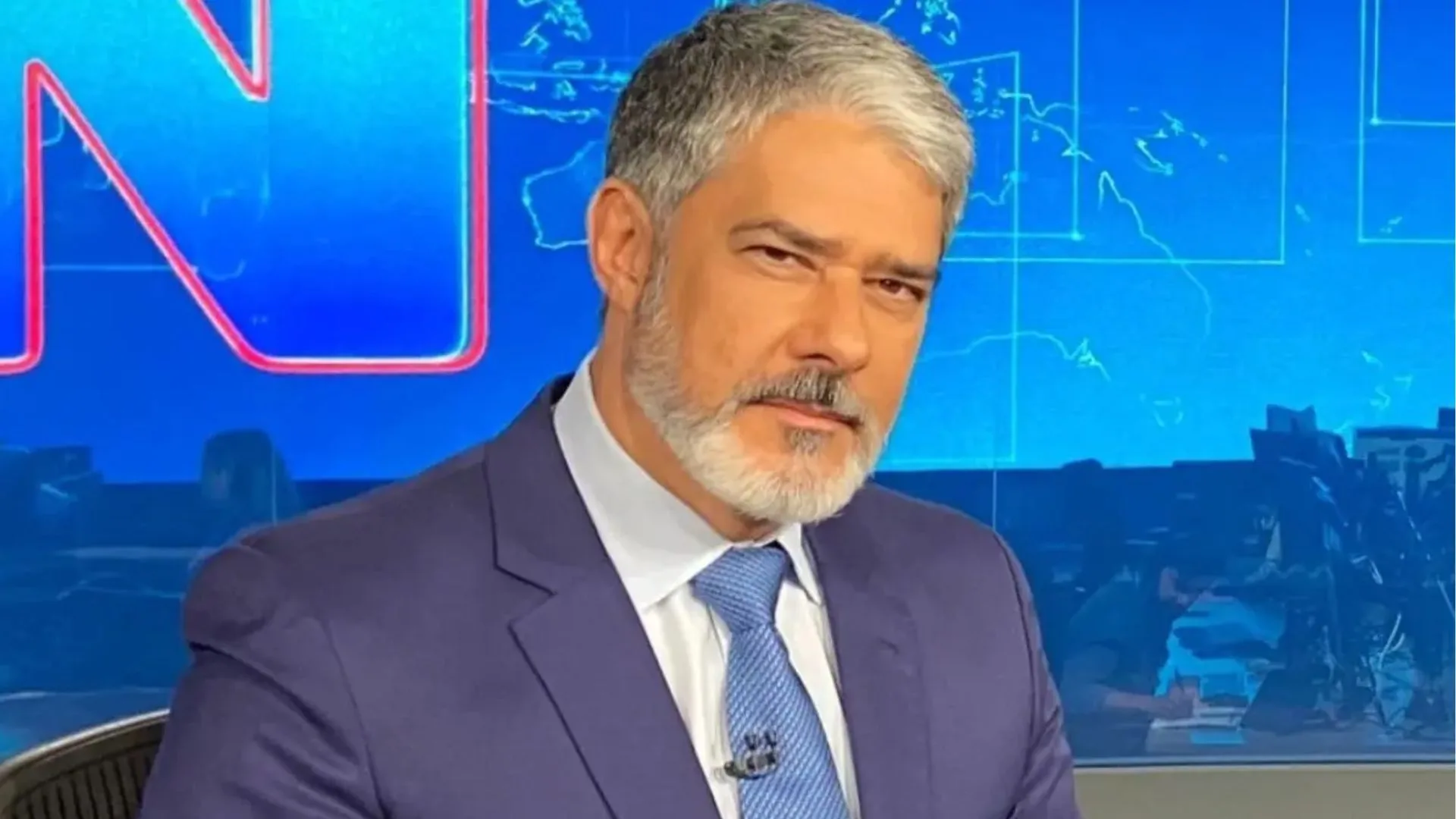 Redação do JN aplaude William Bonner após anúncio de saída