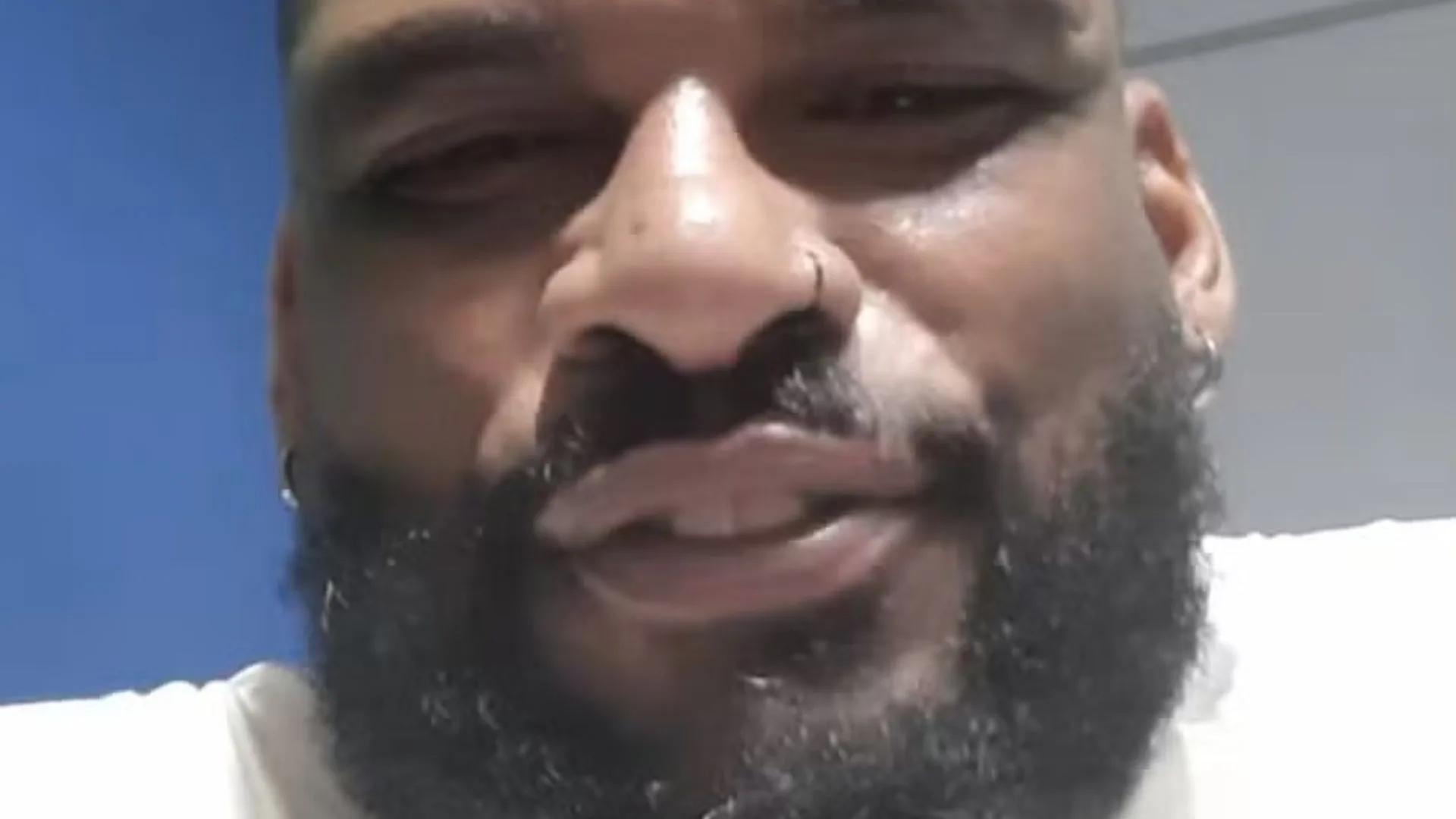 Cantor de pagode é derrubado do palco e caso vai parar na polícia