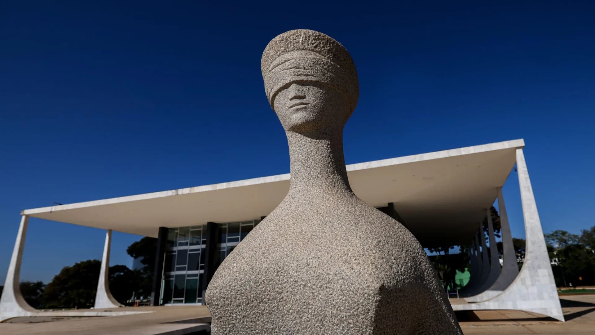 Homem é preso ao tentar invadir STF portando uma faca de açougue