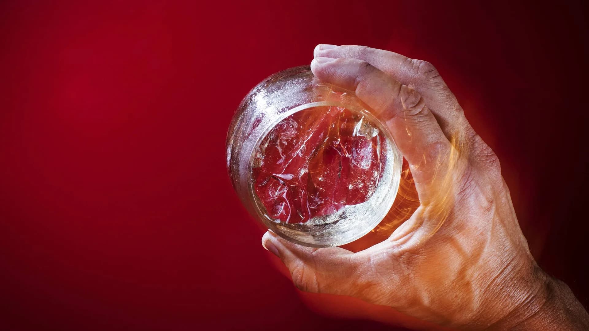 Homem sofre cegueira temporária ao tomar gin com metanol em SP