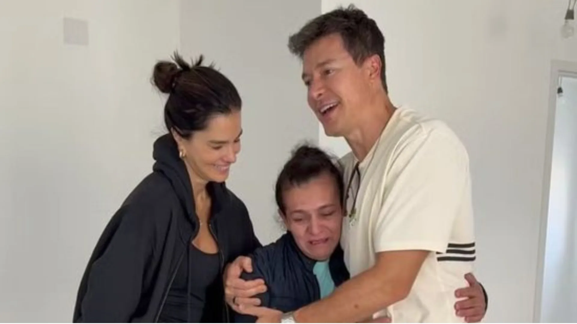 Rodrigo Faro e Vera Viel presenteiam funcionária com apartamento