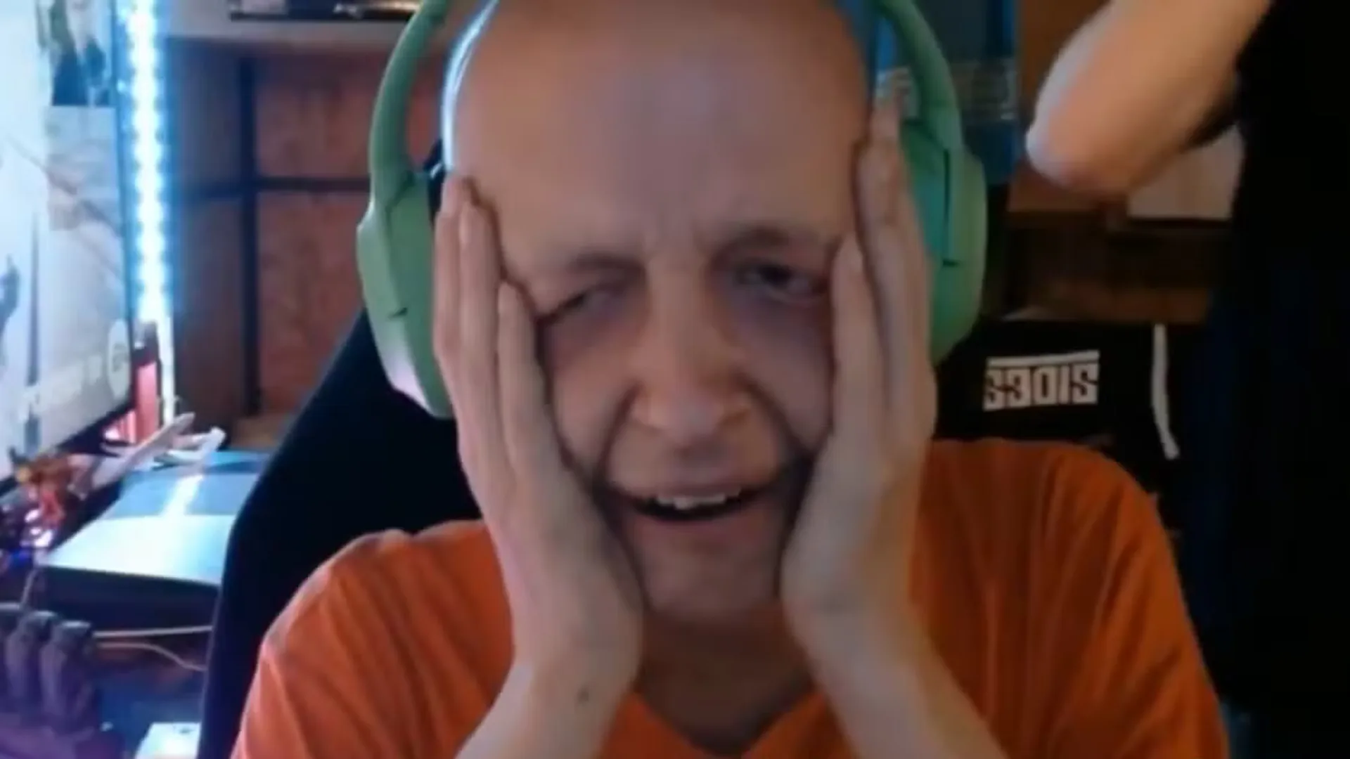 Streamer com câncer sofre golpe de R$ 165 mil durante transmissão ao vivo