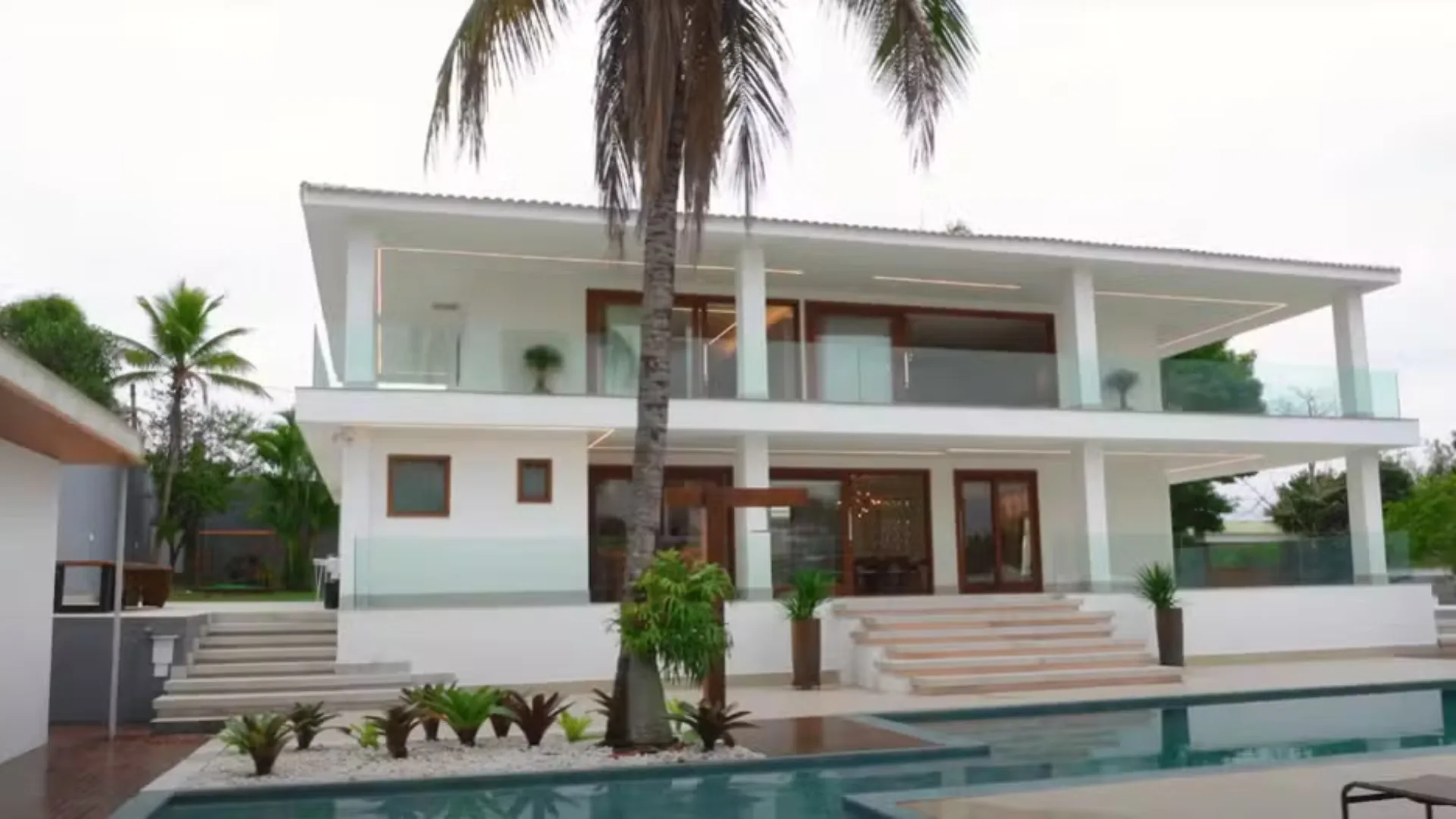 Álvaro mostra mansão luxuosa de Nicole Bahls e impressiona seguidores