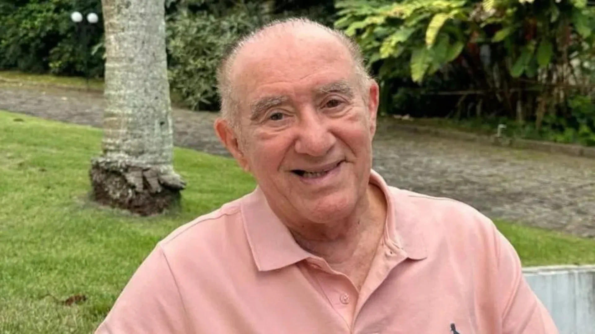 Renato Aragão surge dançando e se exercitando em casa após boatos de internação