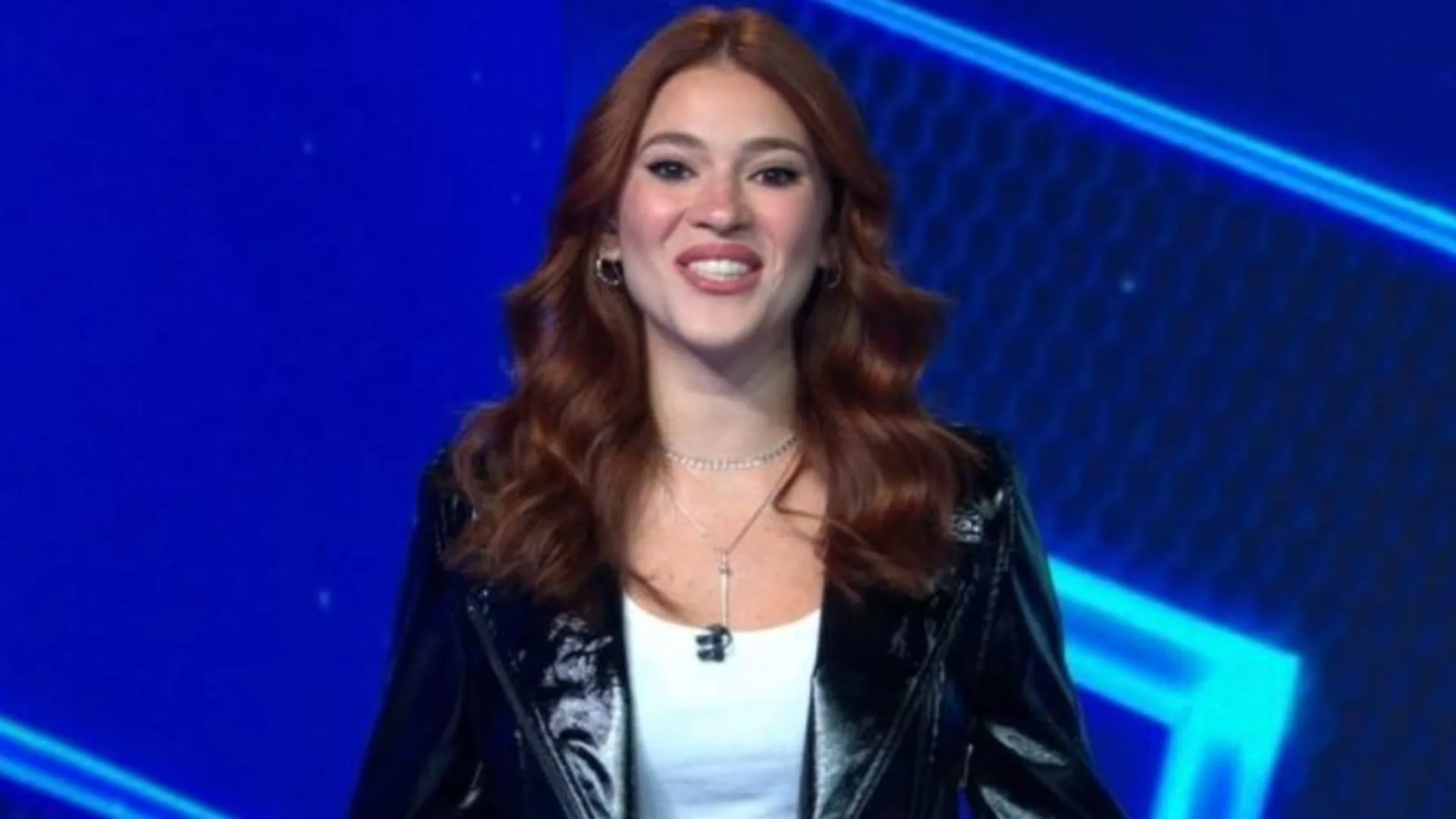 Ana Clara improvisa após falha técnica ao vivo e reação da plateia diverte