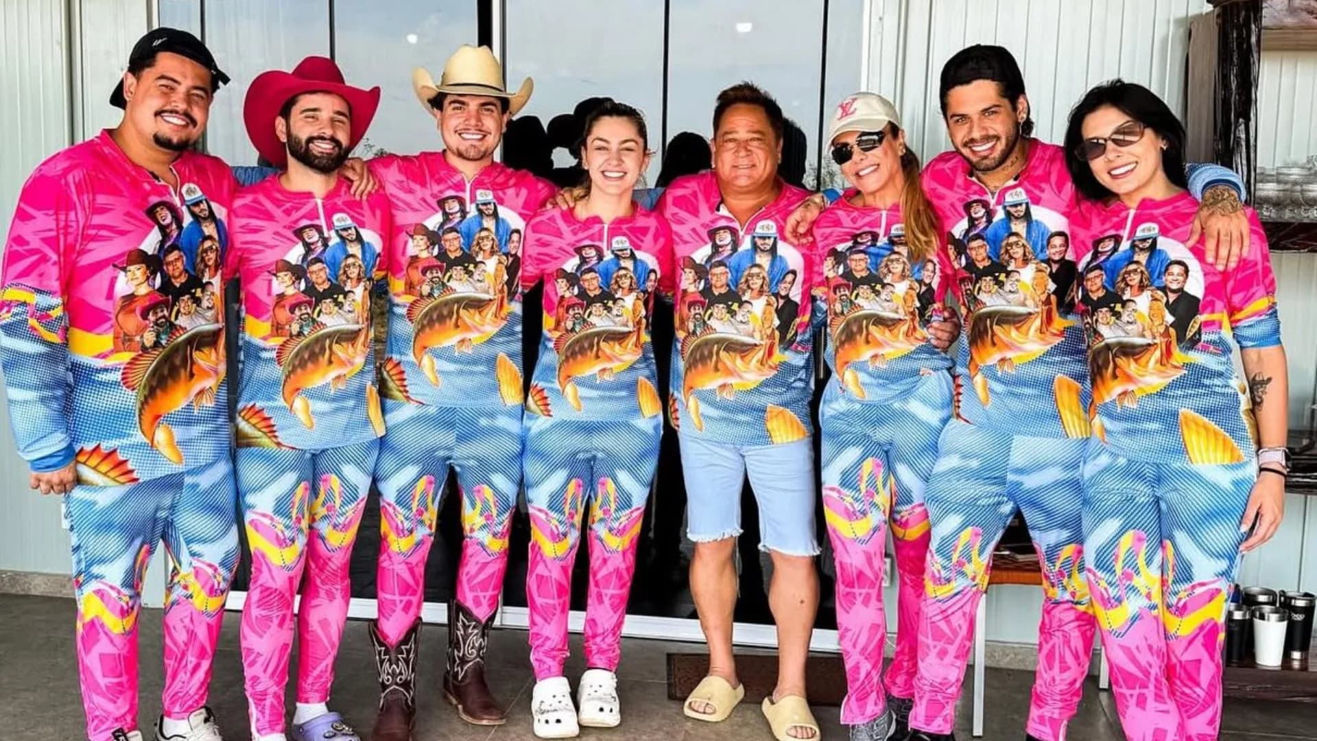 Ana Castela e Zé Felipe posam com looks iguais em dia de pesca