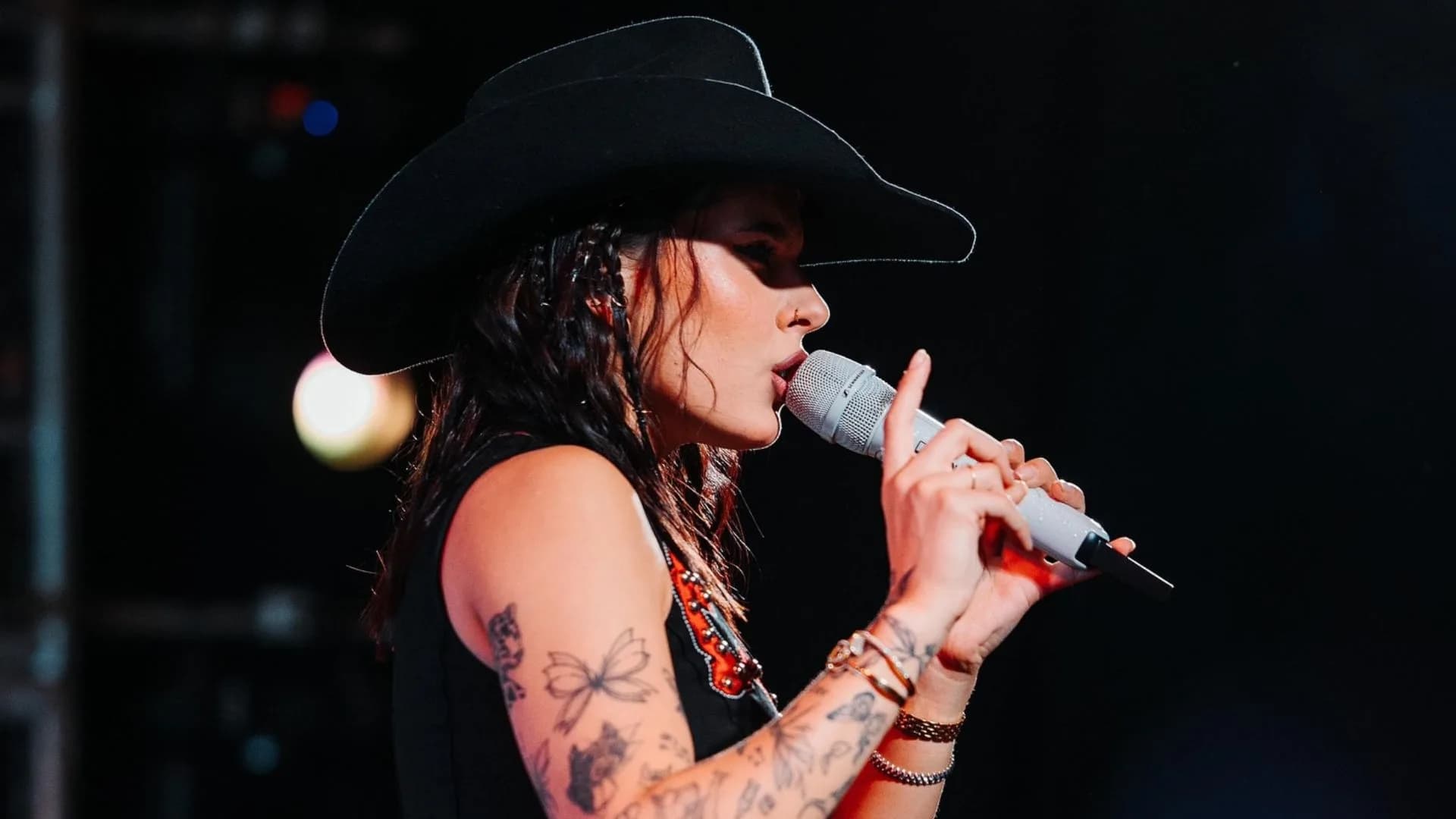 Ana Castela responde internauta após ser chamada de ‘bêbada’