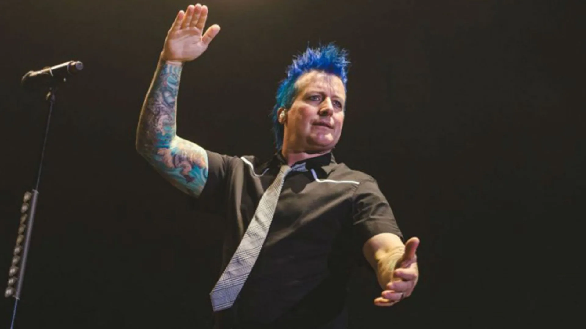 Tré Cool, baterista do Green Day, interage com vendedor mirim brasileiro