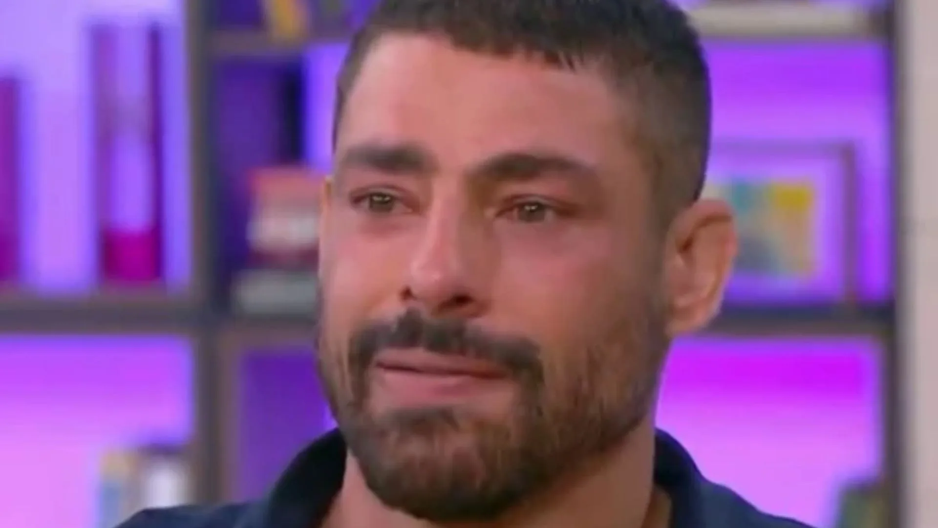 Ao vivo, Cauã Reymond se emociona ao falar sobre a mãe