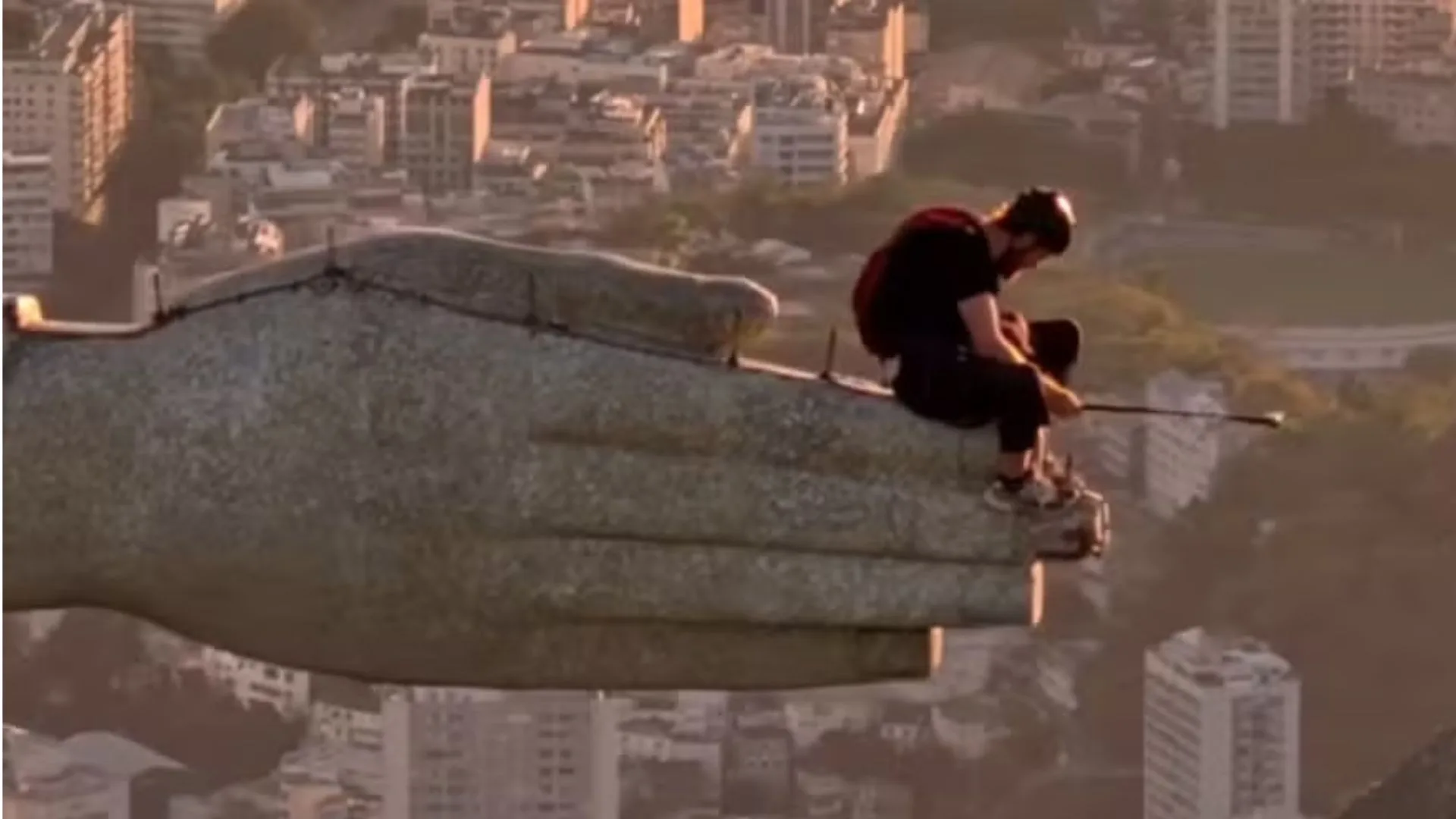 Homem viraliza após invadir o Cristo Redentor e saltar de paraquedas