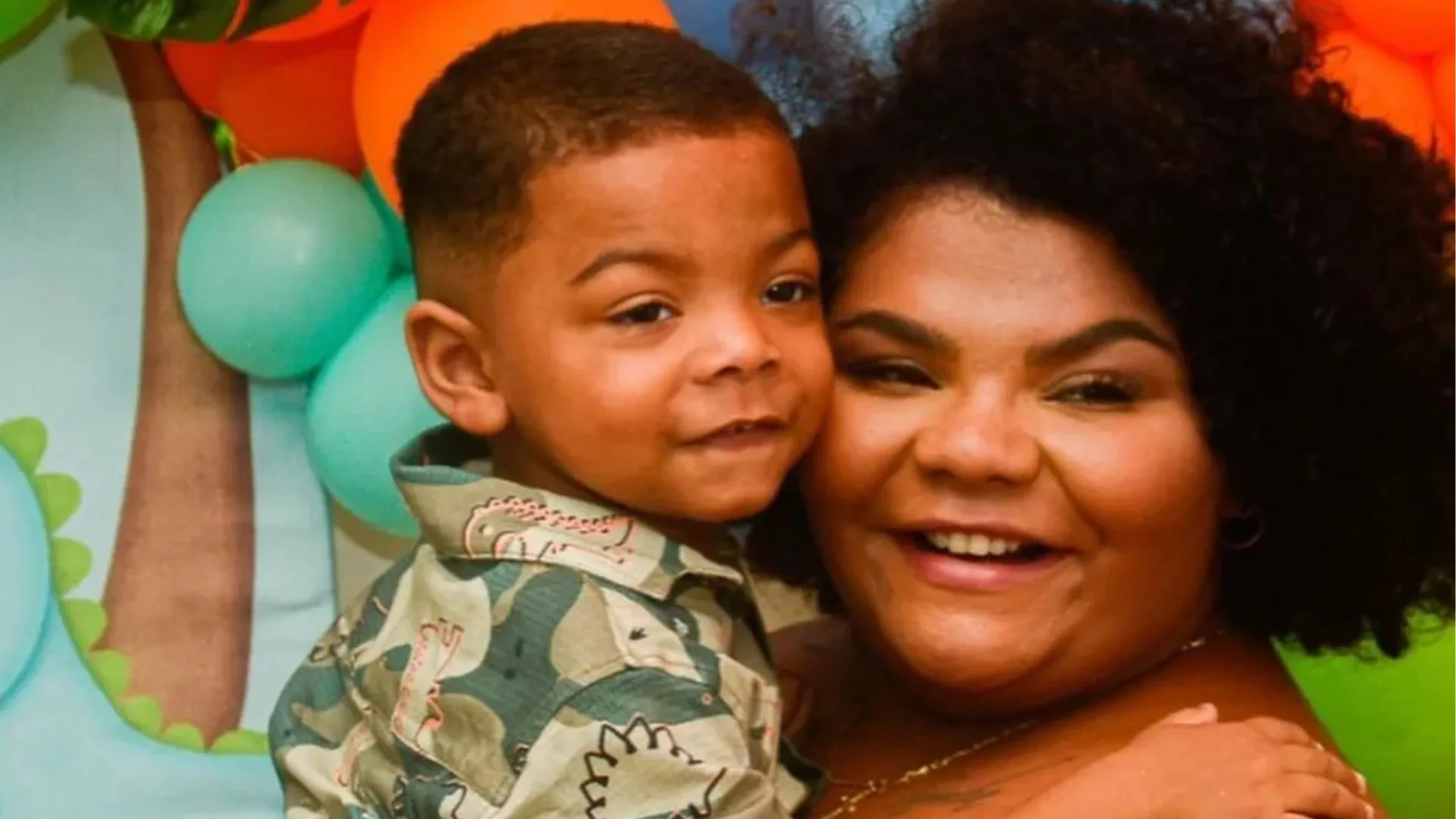 Neto de Arlindo Cruz encanta na percussão durante roda de samba