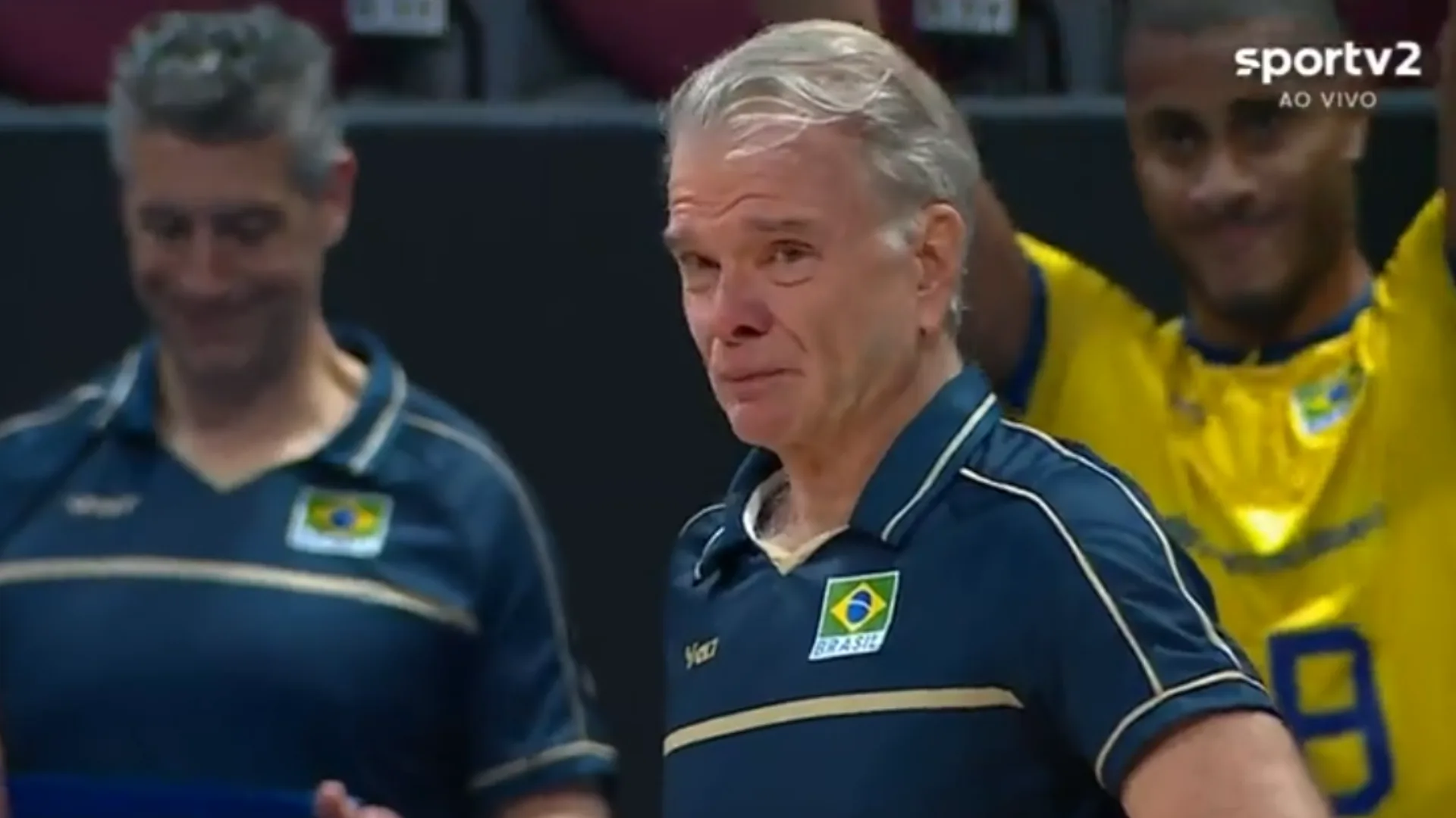 Técnico Bernardinho recebe notícia da morte da mãe antes de jogo