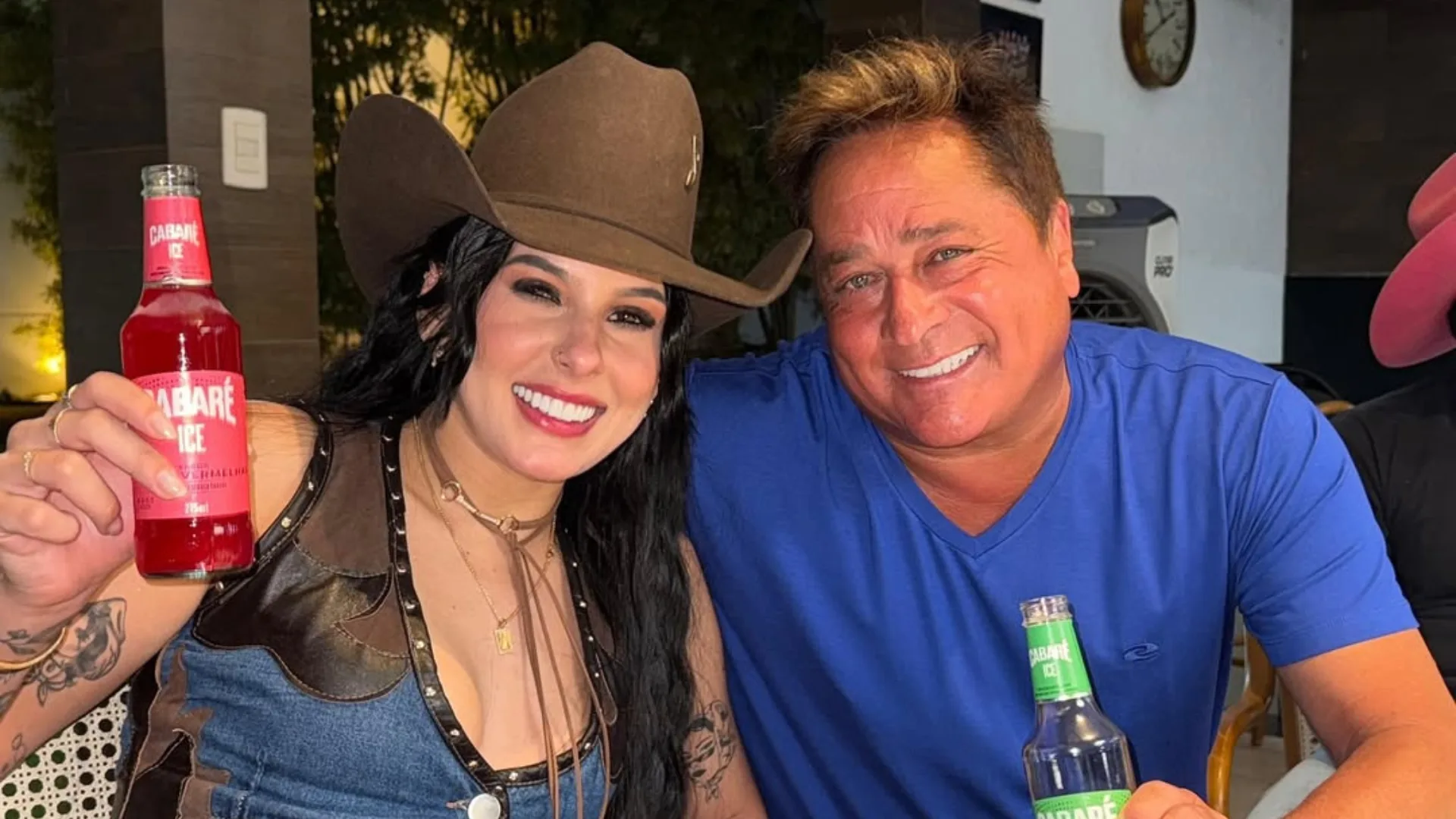 Ana Castela canta com Leonardo e atrai olhares de Zé Felipe