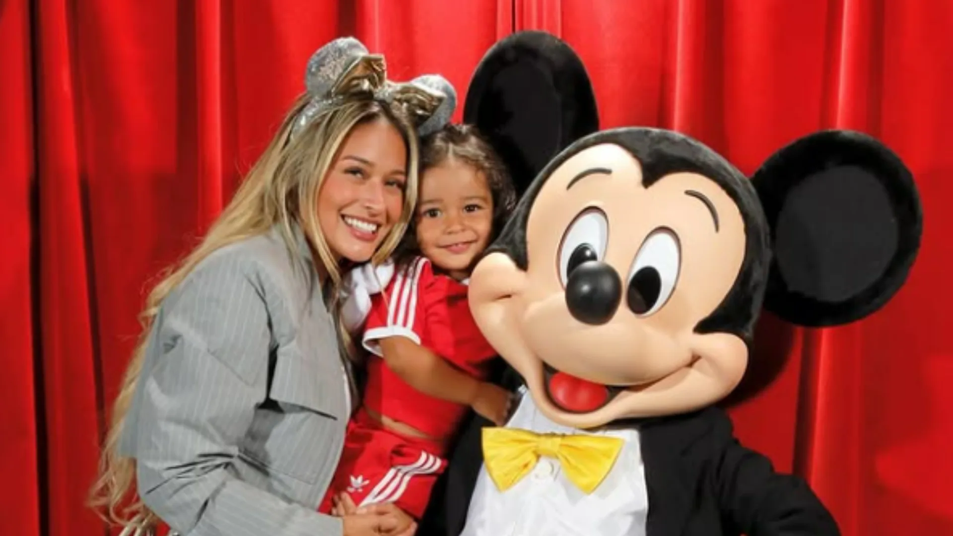 Esposa de Raphinha detalha episódio envolvendo o filho na Disney