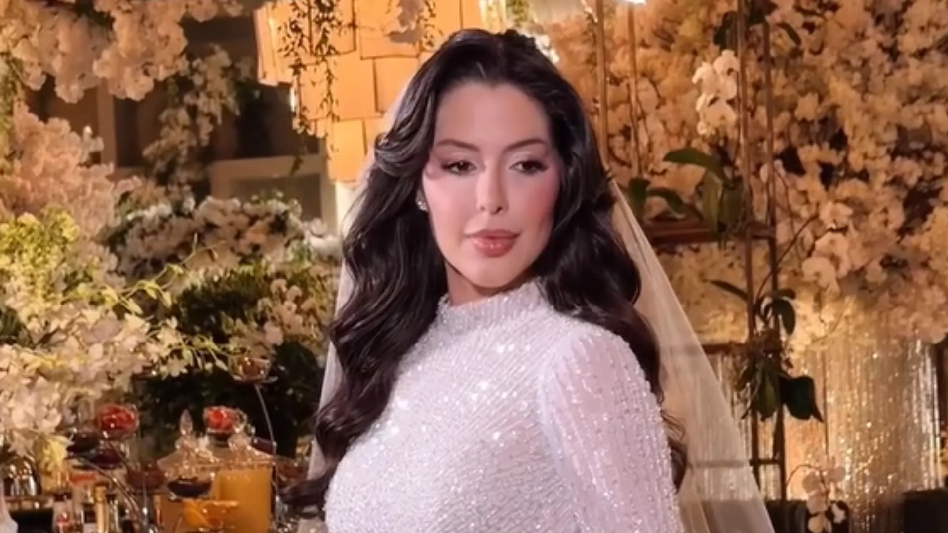 Laís Caldas mostra detalhes de seu vestido de noiva luxuoso