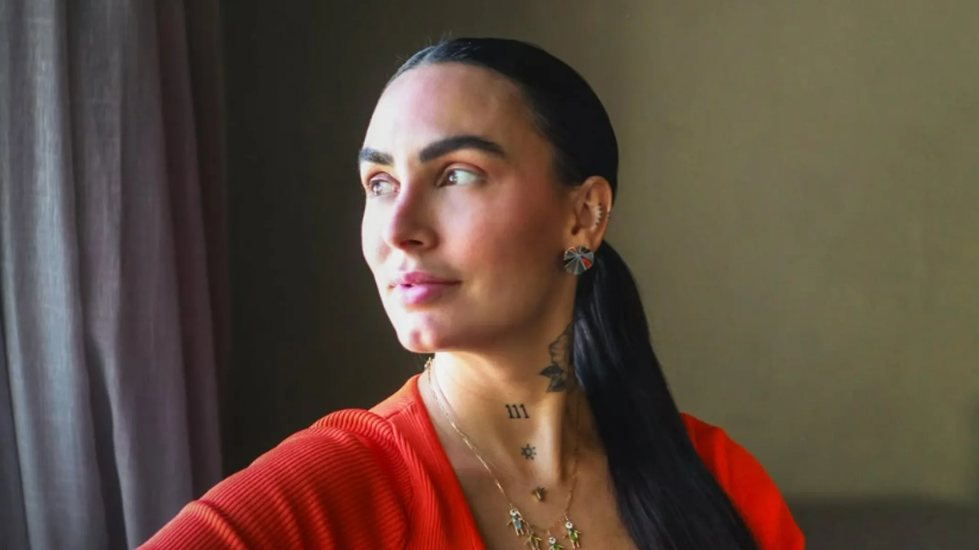 Clara Maia segura o filho Theo pela 1ª vez após a perda do gêmeo