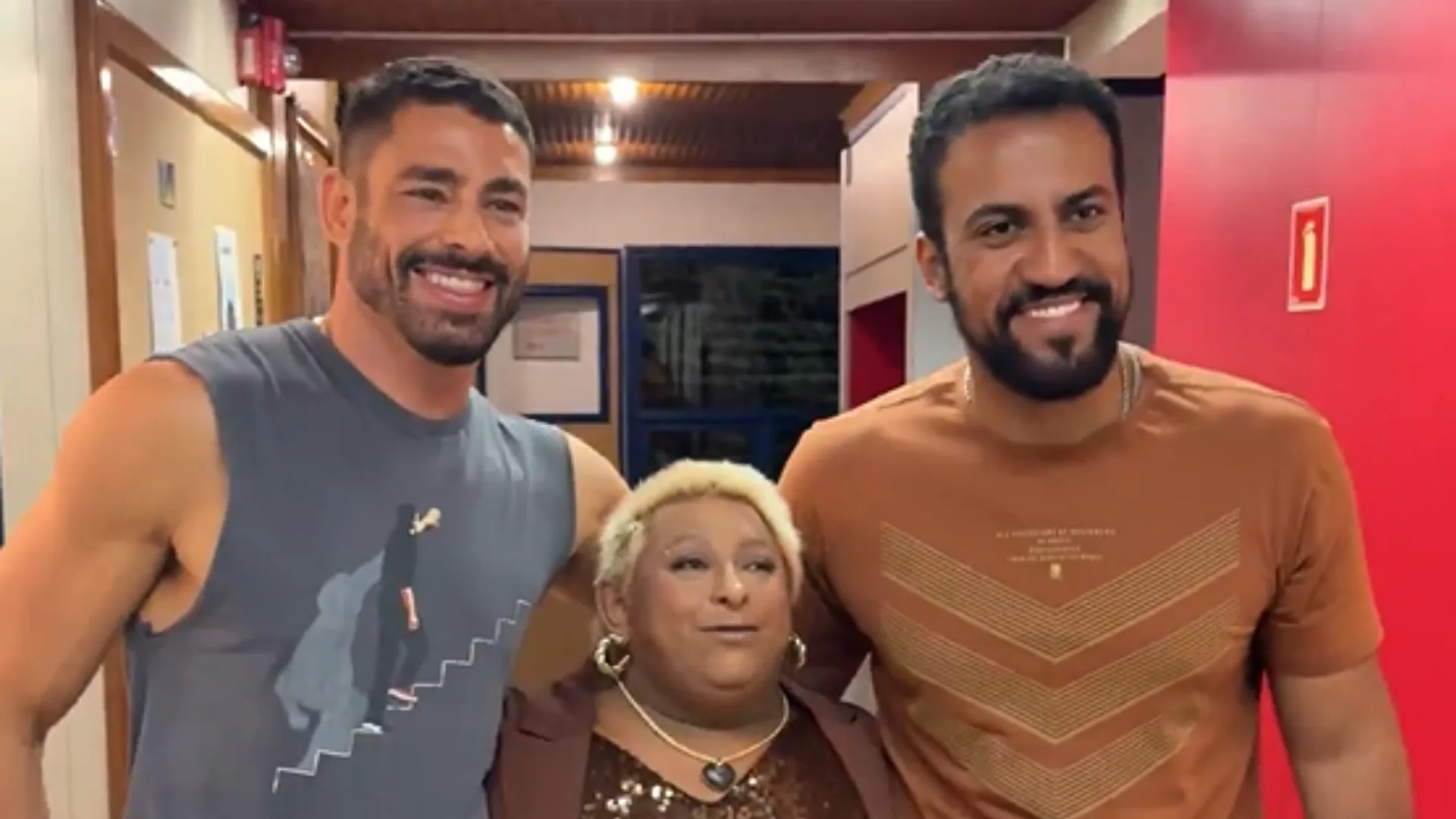 Patixa Teló conhece Cauã Reymond nos bastidores da TV Globo