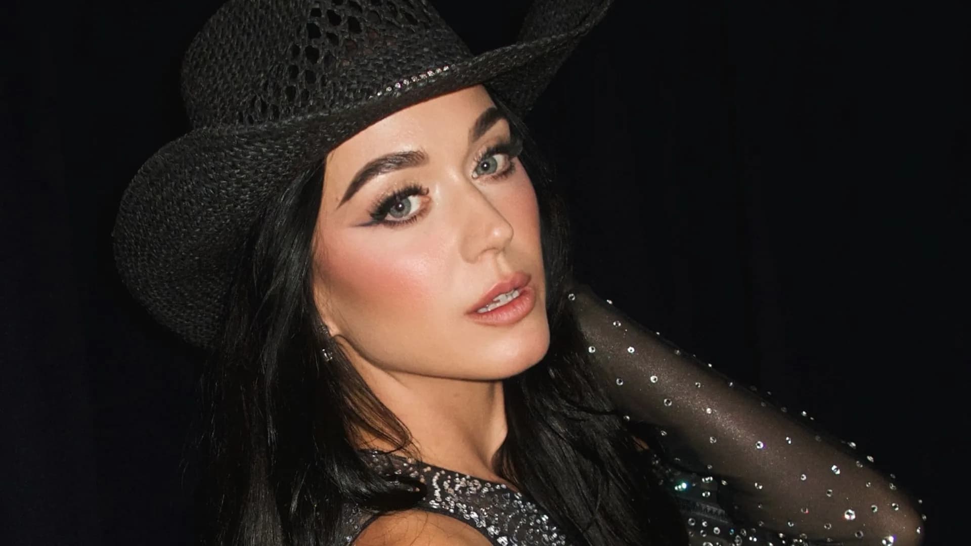 Voz de Katy Perry é abafada por coro de fãs durante show e momento viraliza