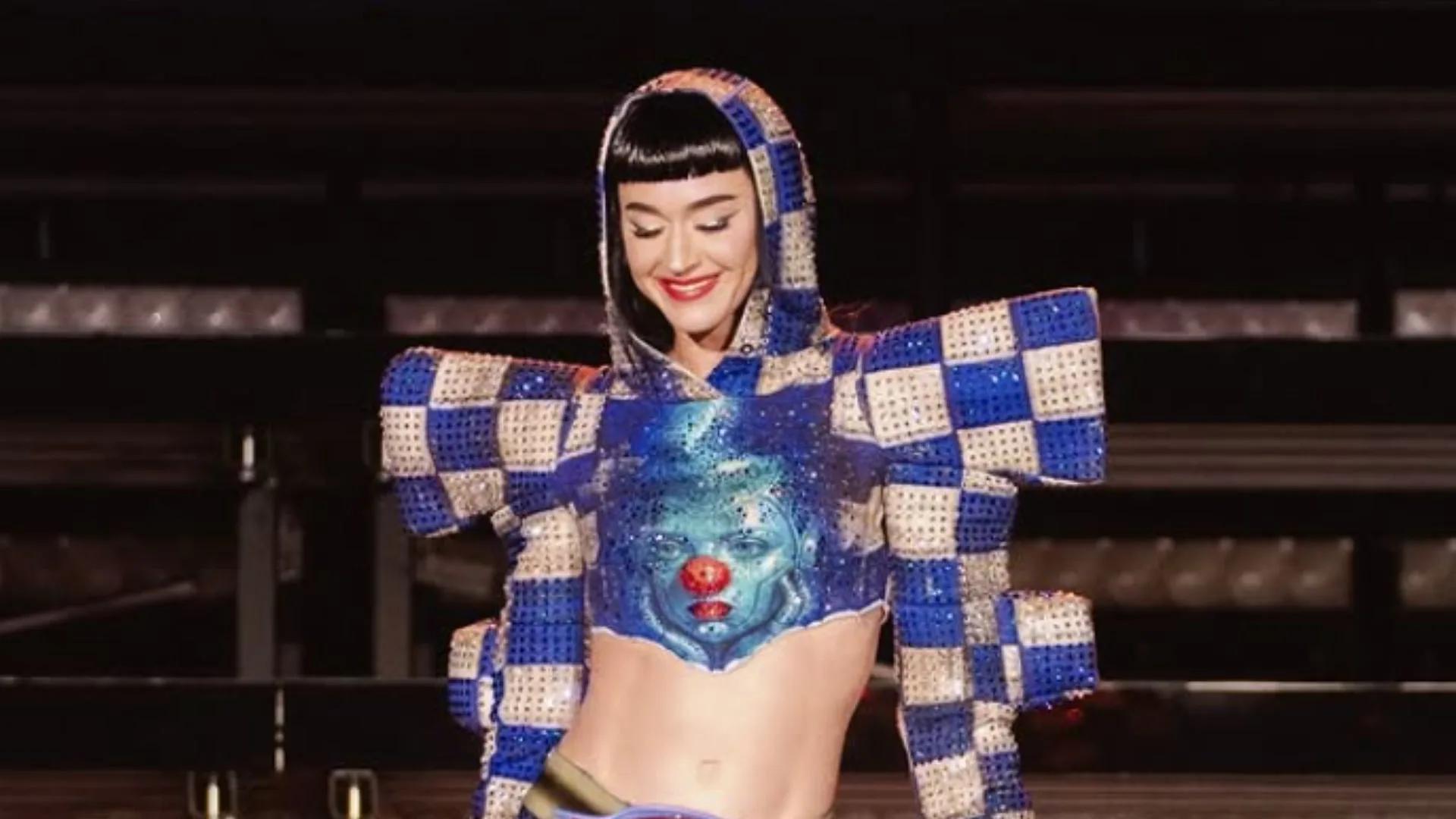 Katy Perry levanta camisa da seleção Argentina em show e cita fãs brasileiros