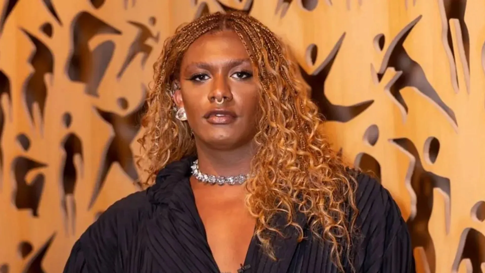 Liniker chora ao contar para a mãe sobre indicações ao Grammy Latino