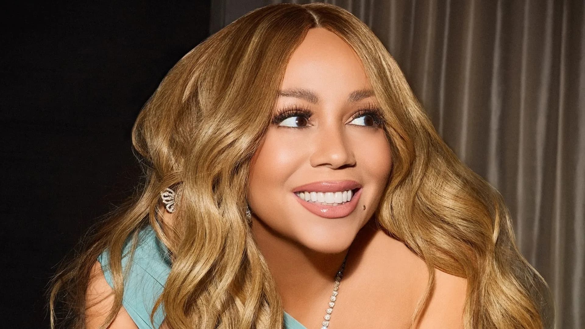 Mariah Carey atende fãs na porta do hotel após show no festival ‘Amazônia Live’