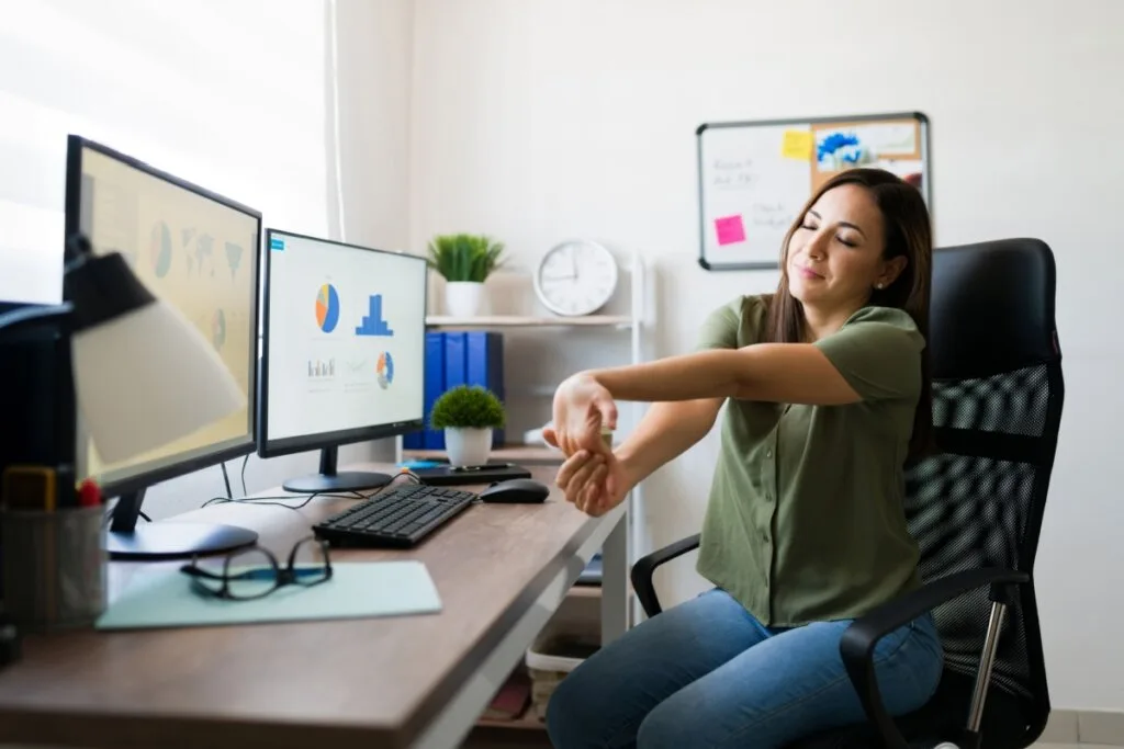 6 exercícios para aliviar dores causadas pelo trabalho no computador