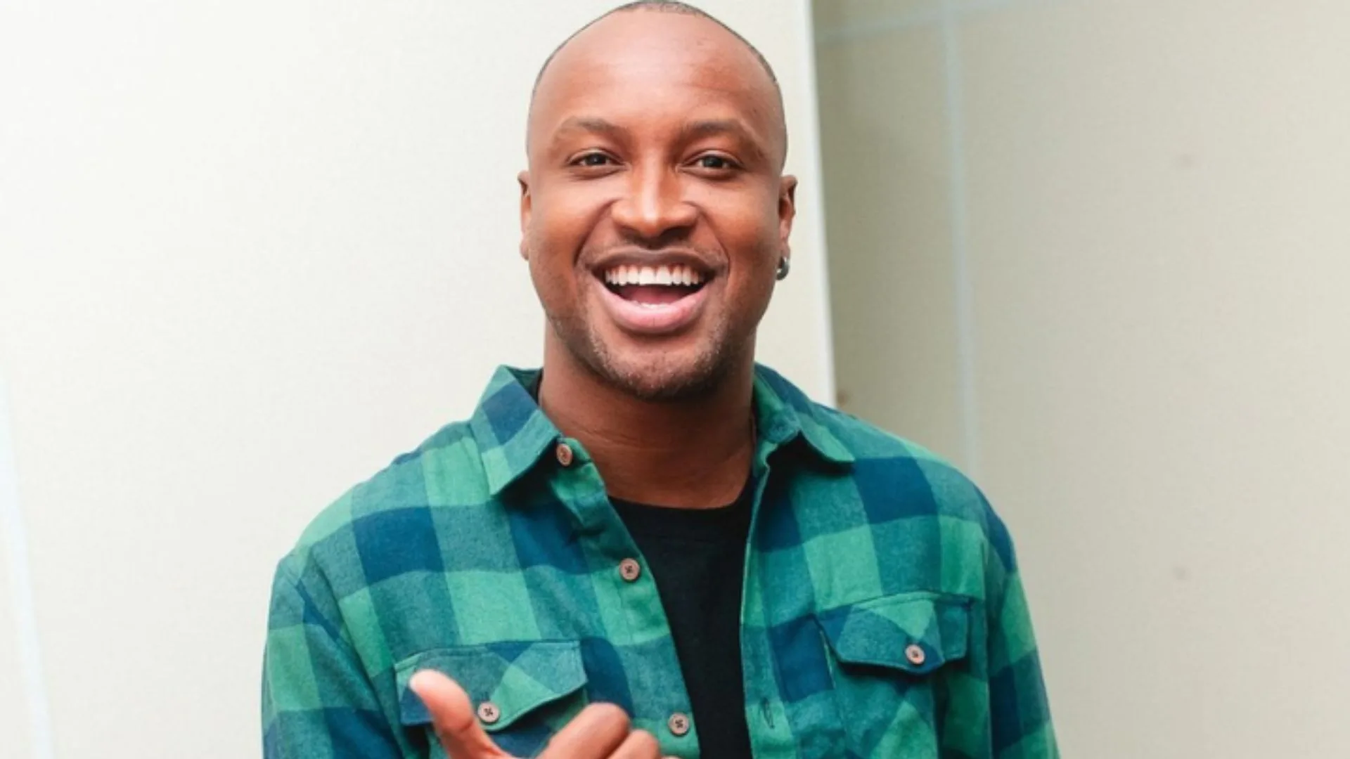 Thiaguinho comenta sensação de ver Snoop Dogg ouvindo sua música: “Surpresa”