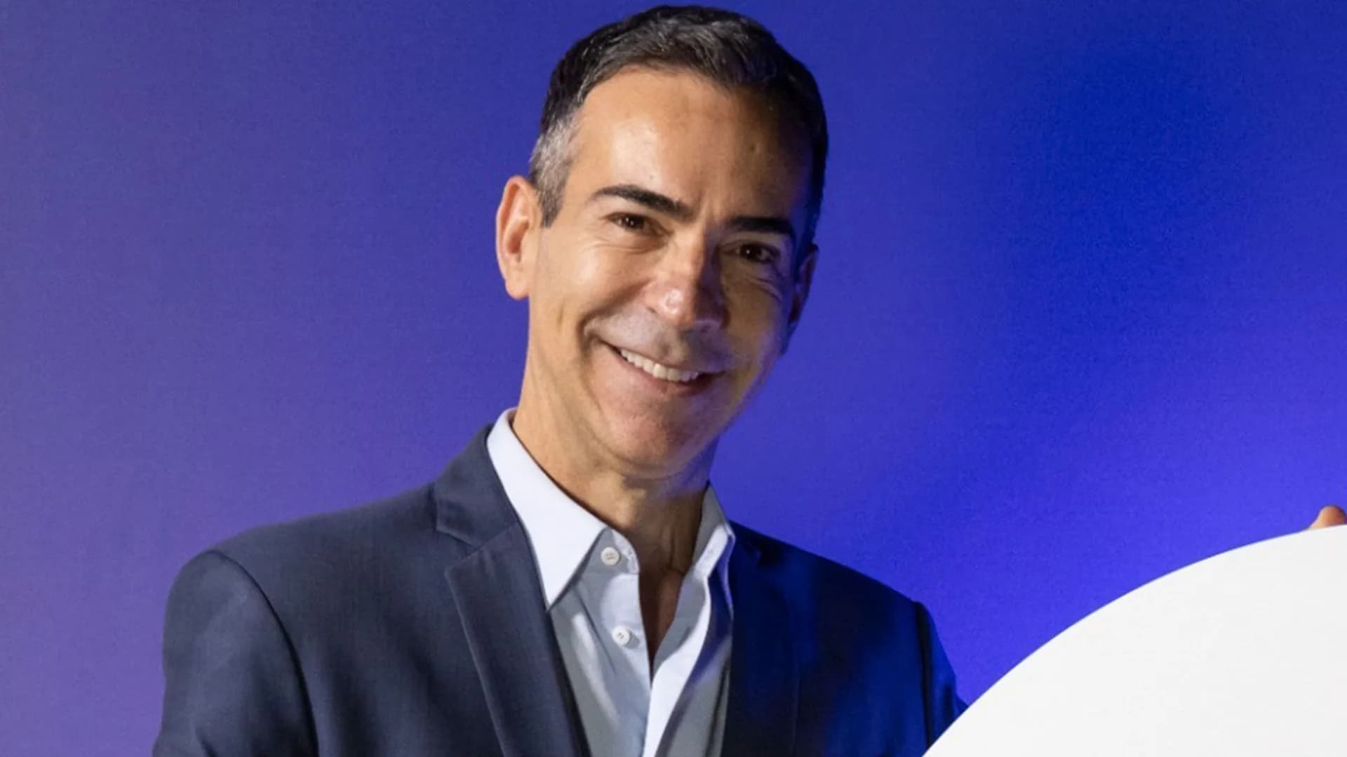 César Tralli exalta funcionária da limpeza nos bastidores do ‘Jornal Hoje’