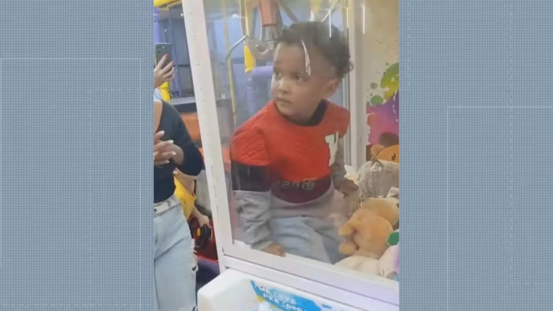 Criança fica presa em máquina de bichos de pelúcia no Rio de Janeiro