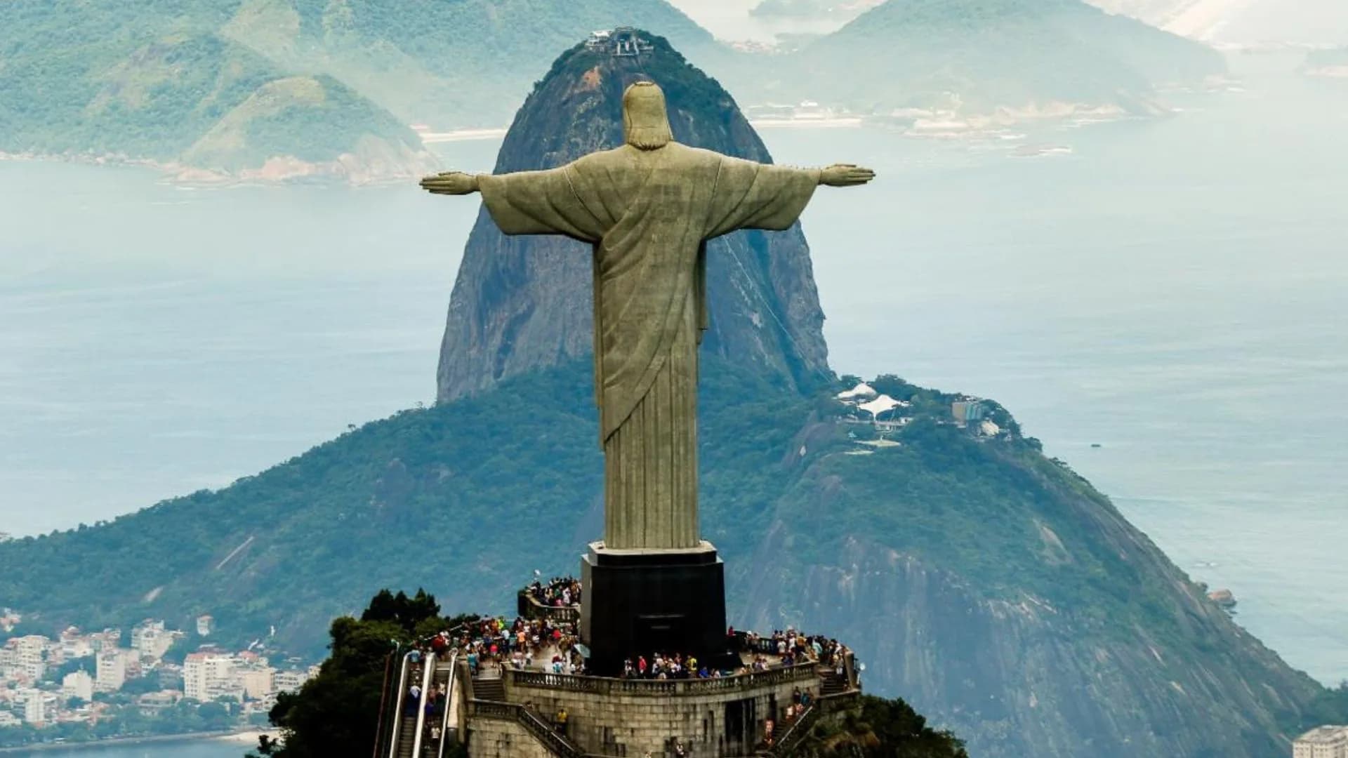 Mortos passam de 100 em operação no RJ após moradores recuperarem 54 corpos