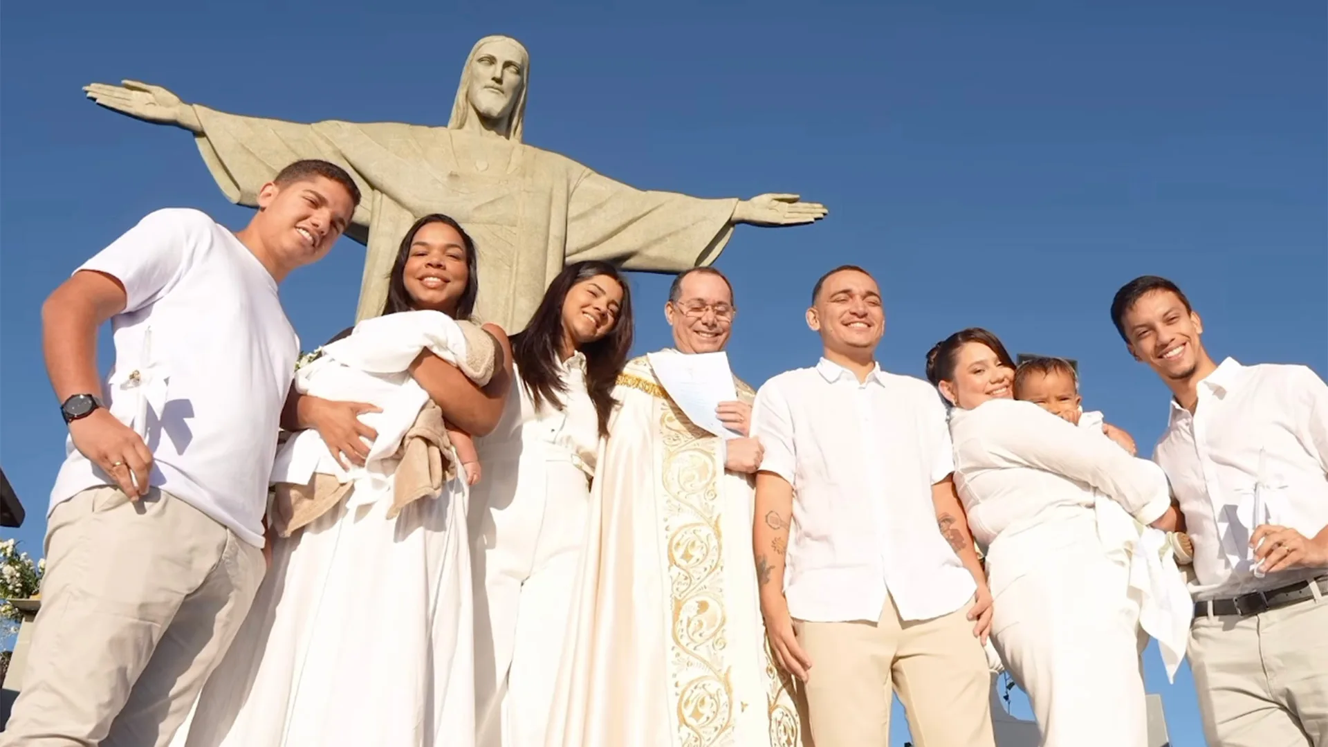 João Gomes e Ary Mirelle batizam os filhos em cerimônia emocionante no Cristo Redentor
