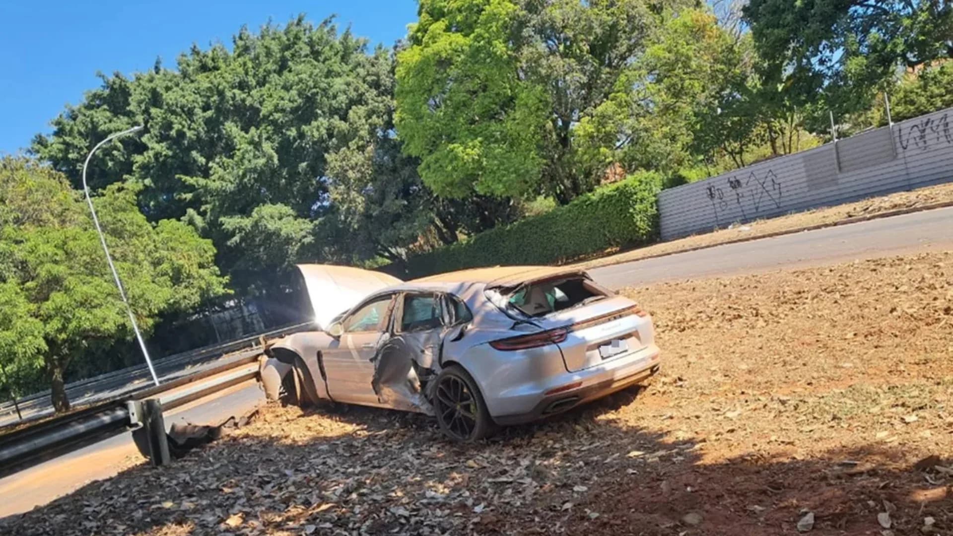 Porsche avaliado em R$ 500 mil fica destruído em acidente no Lago Sul; PCDF apura caso