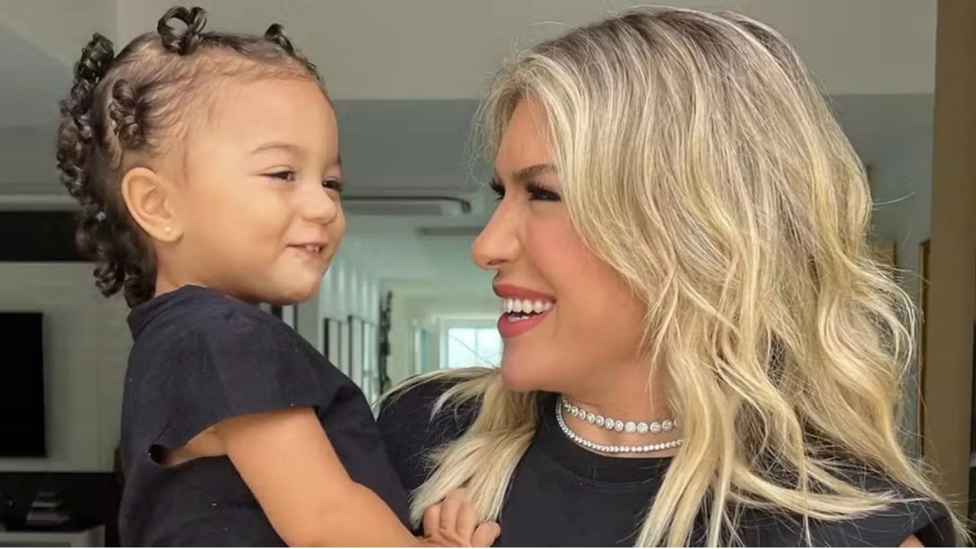 Lore Improta rebate críticas por viajar sem a filha no Dia das Crianças