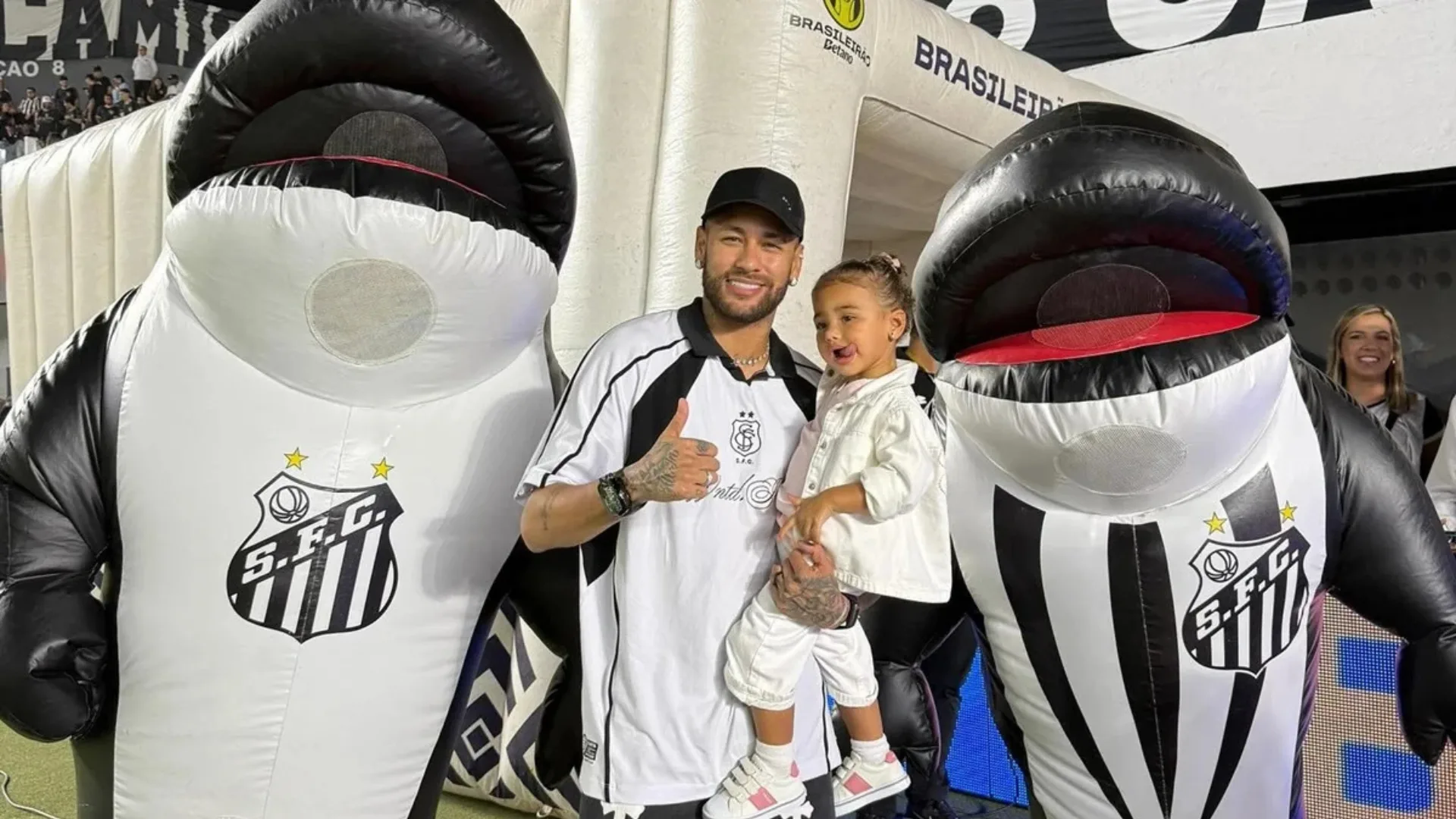 Neymar “vinga” filha Mavie após bolada recebida em jogo do Santos