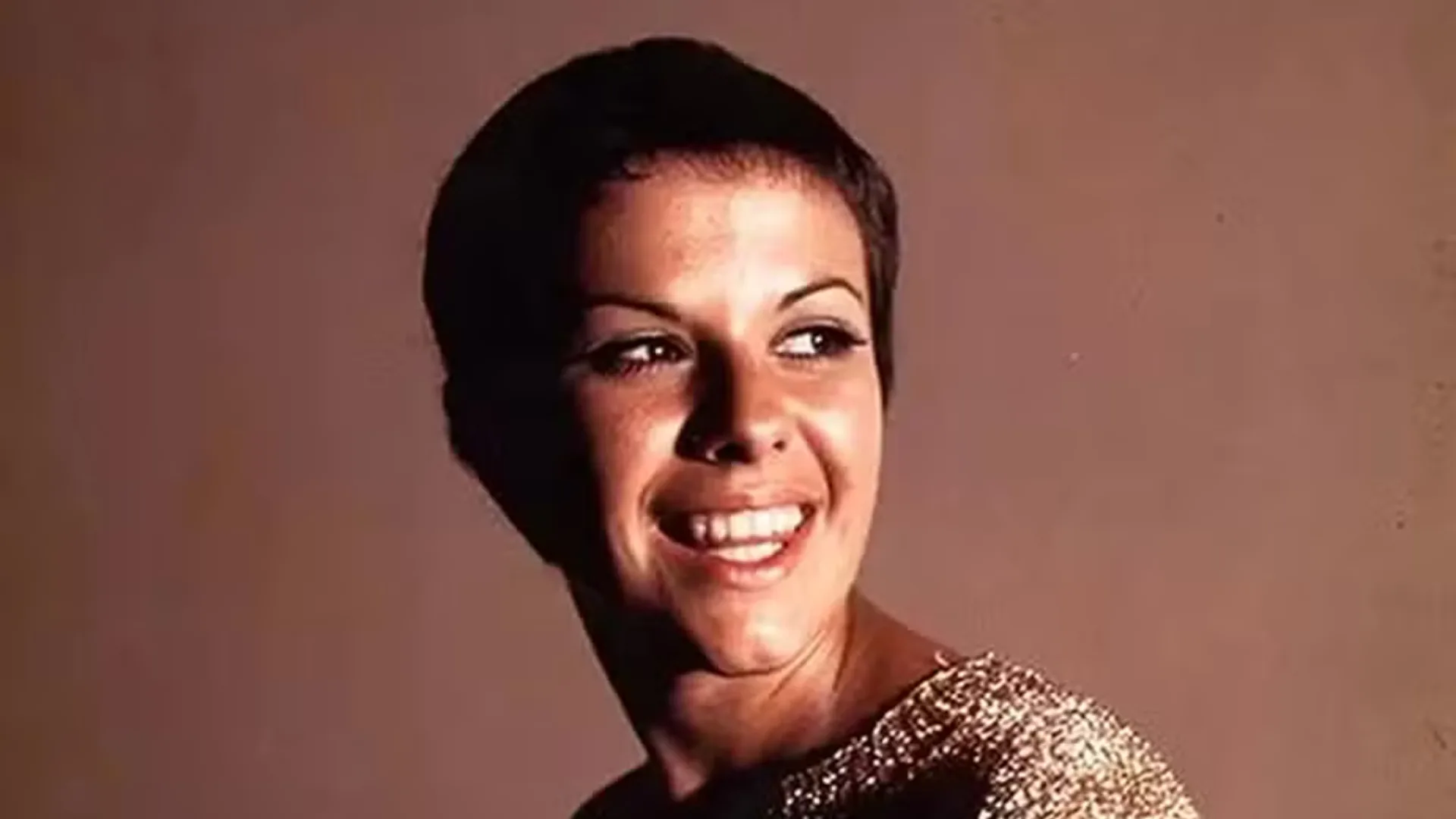Netos de Elis Regina emocionam ao cantar “Romaria” em homenagem à avó
