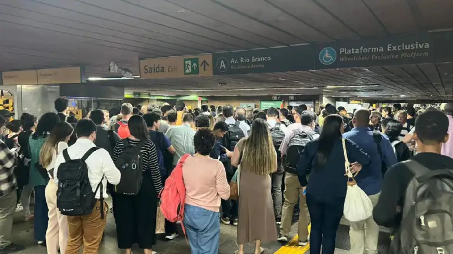 Arrastões no metrô do Rio causam pânico durante megaoperação policial