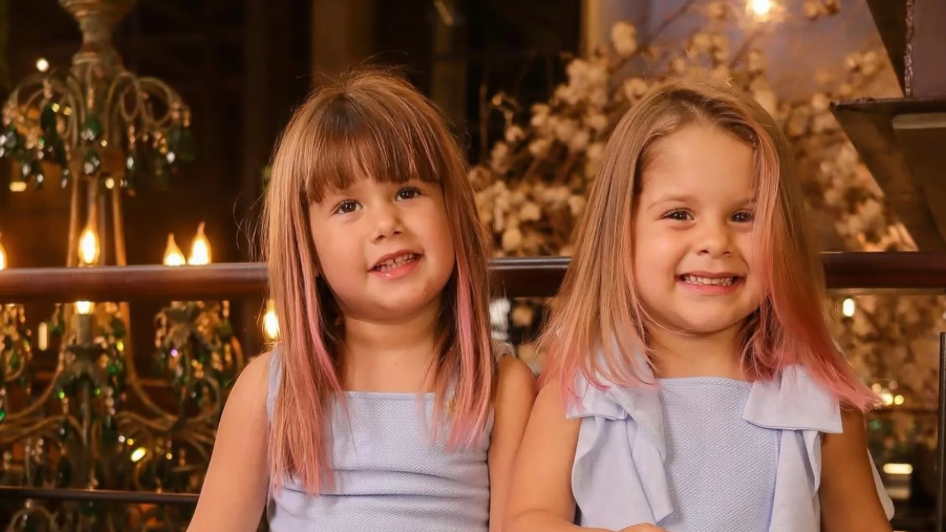 Maria Alice e Maria Flor surgem com mechas rosas no cabelo