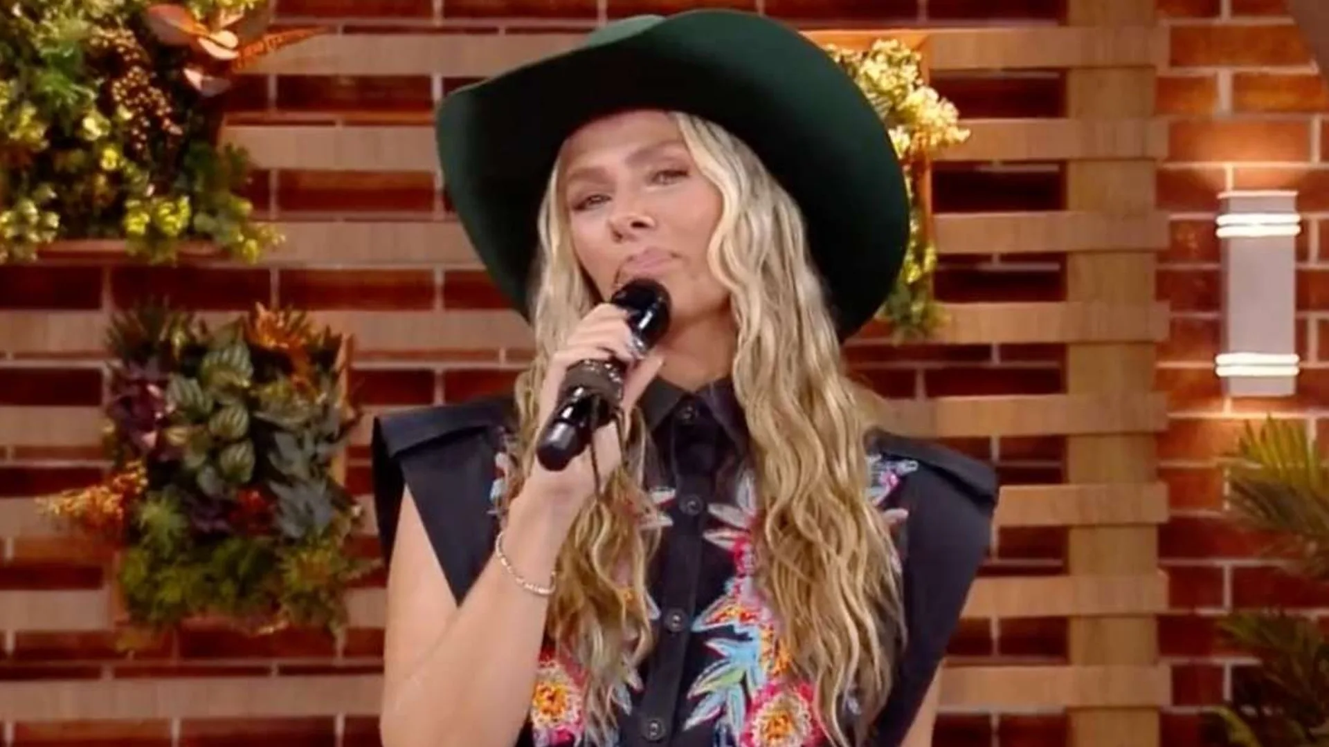 Adriane Galisteu explica o motivo de tretas serem cortadas ao vivo