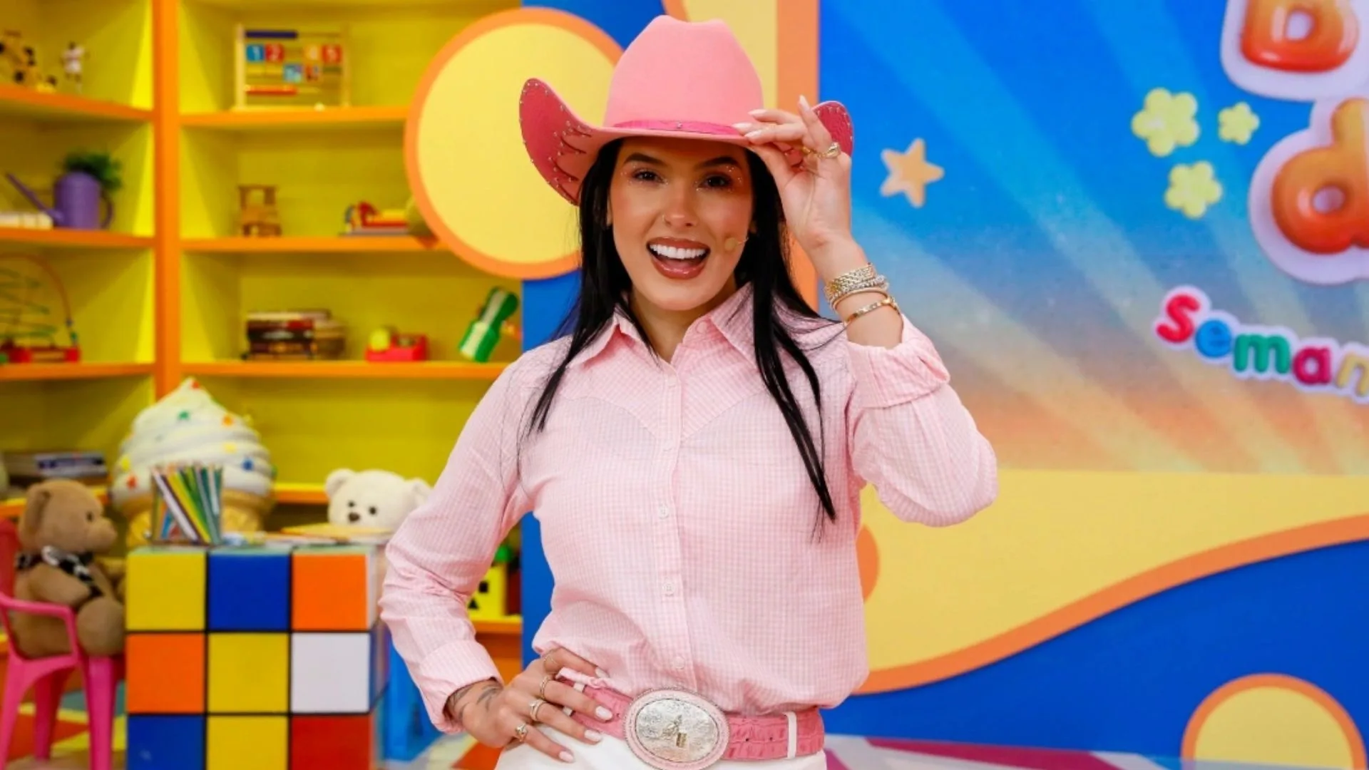 Ana Castela vibra após criança ganhar videogame no Bom Dia & Cia