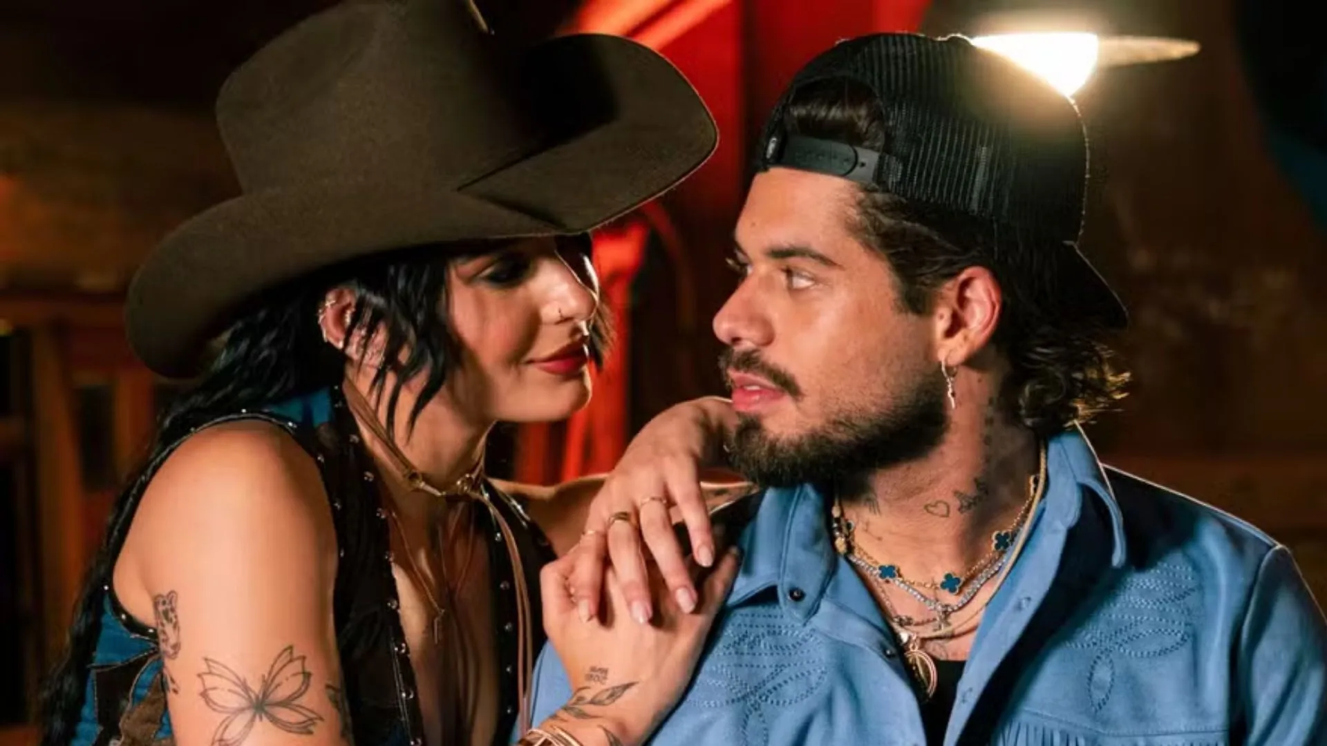 Ana Castela e Zé Felipe cantam “Sua Boca Mente” durante passeio de barco