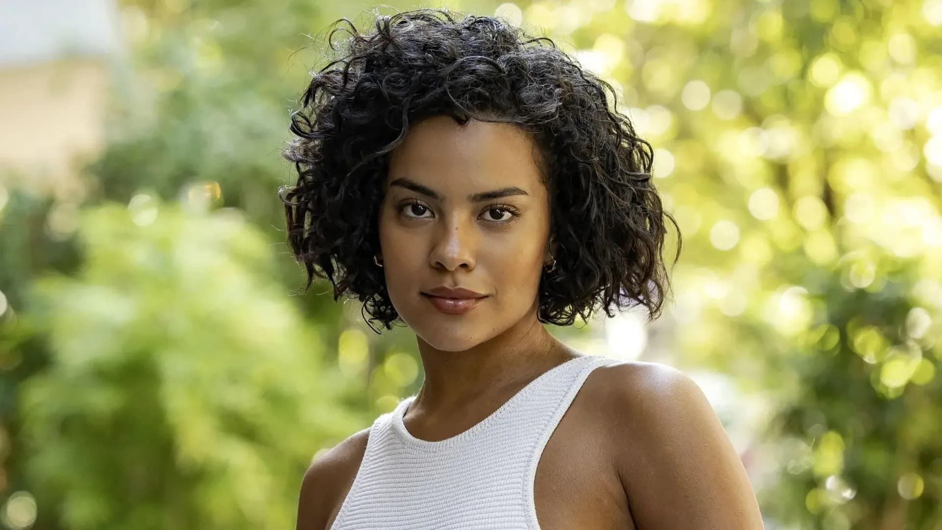 Bella Campos curte praia antes do último capítulo de Vale Tudo