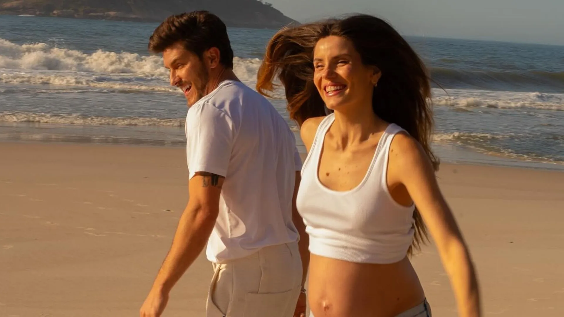 Grávida de 8 meses, Camila Queiroz posa com Klebber Toledo em novas fotos