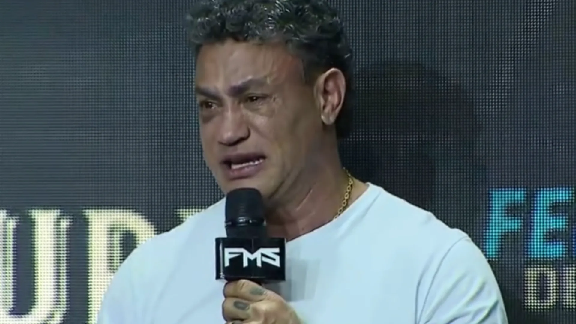 Popó chora e anuncia aposentadoria após confusão em luta