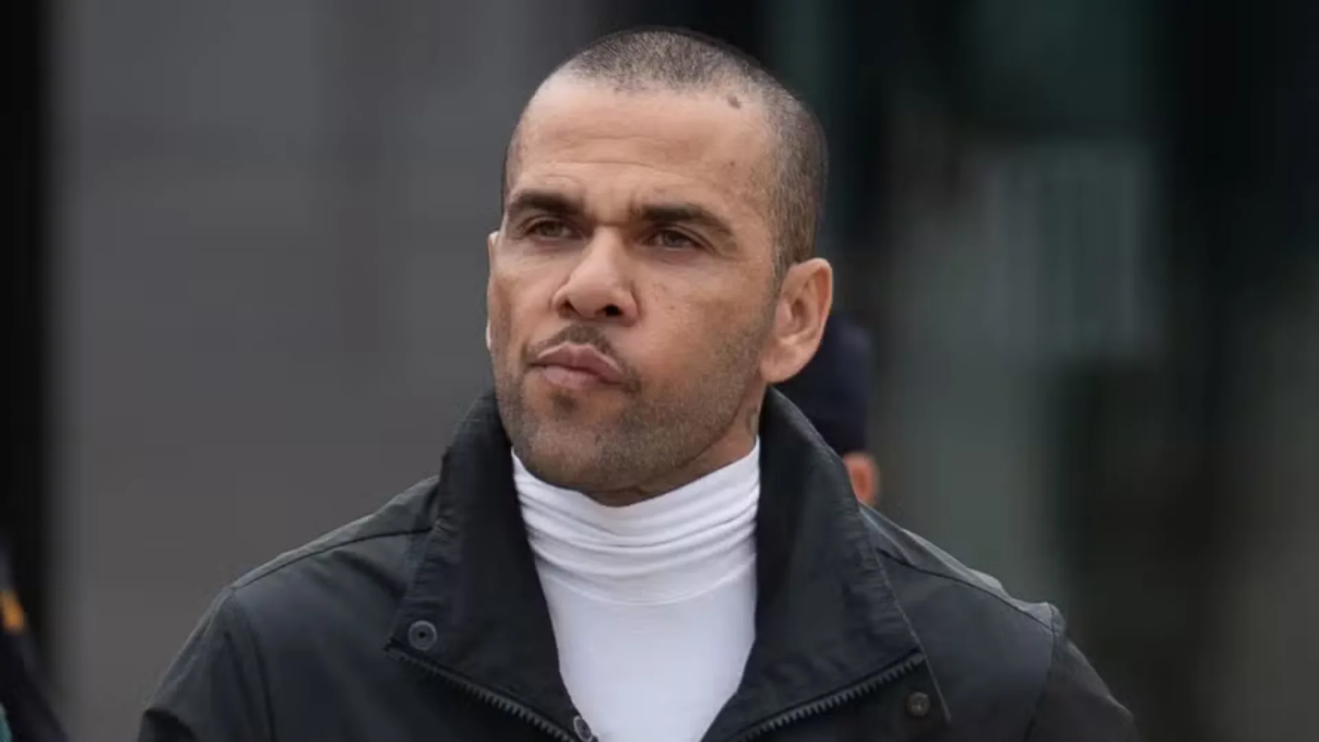 Daniel Alves aparece pregando em igreja evangélica na Espanha