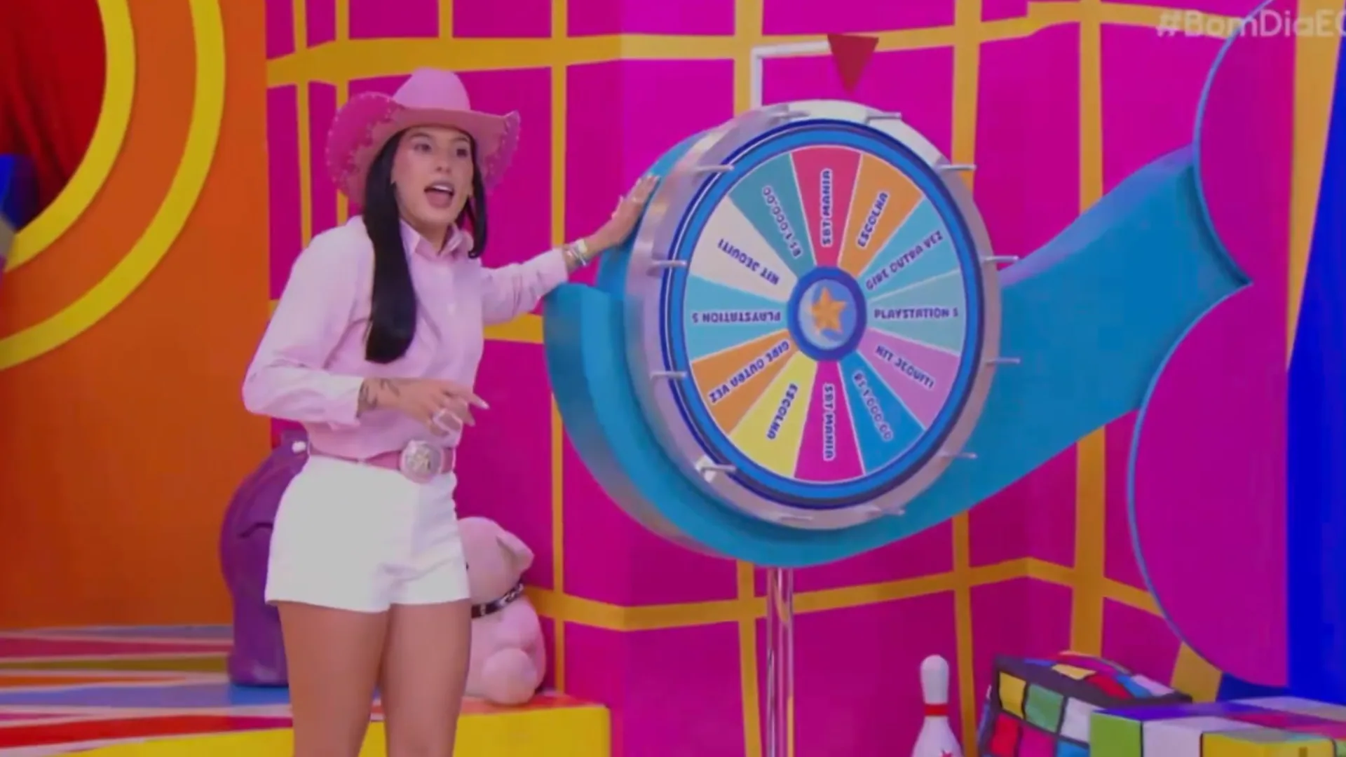 Ana Castela estreia no Bom Dia & Cia e atende ligação especial