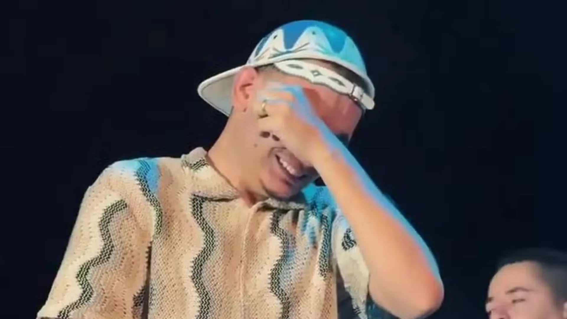 João Gomes se emociona ao reencontrar professora em show