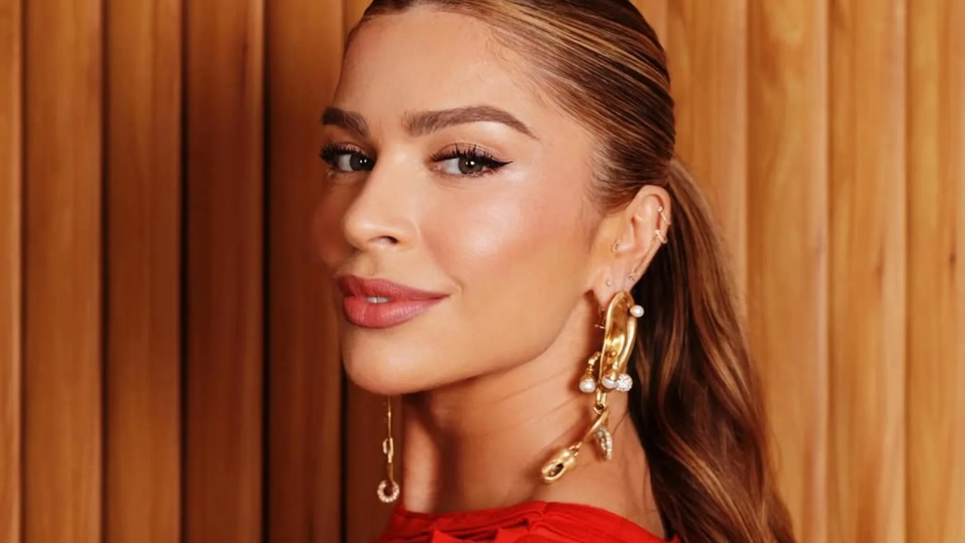 Grazi Massafera alfineta a ‘família tradicional’ ao vivo: “Amante”