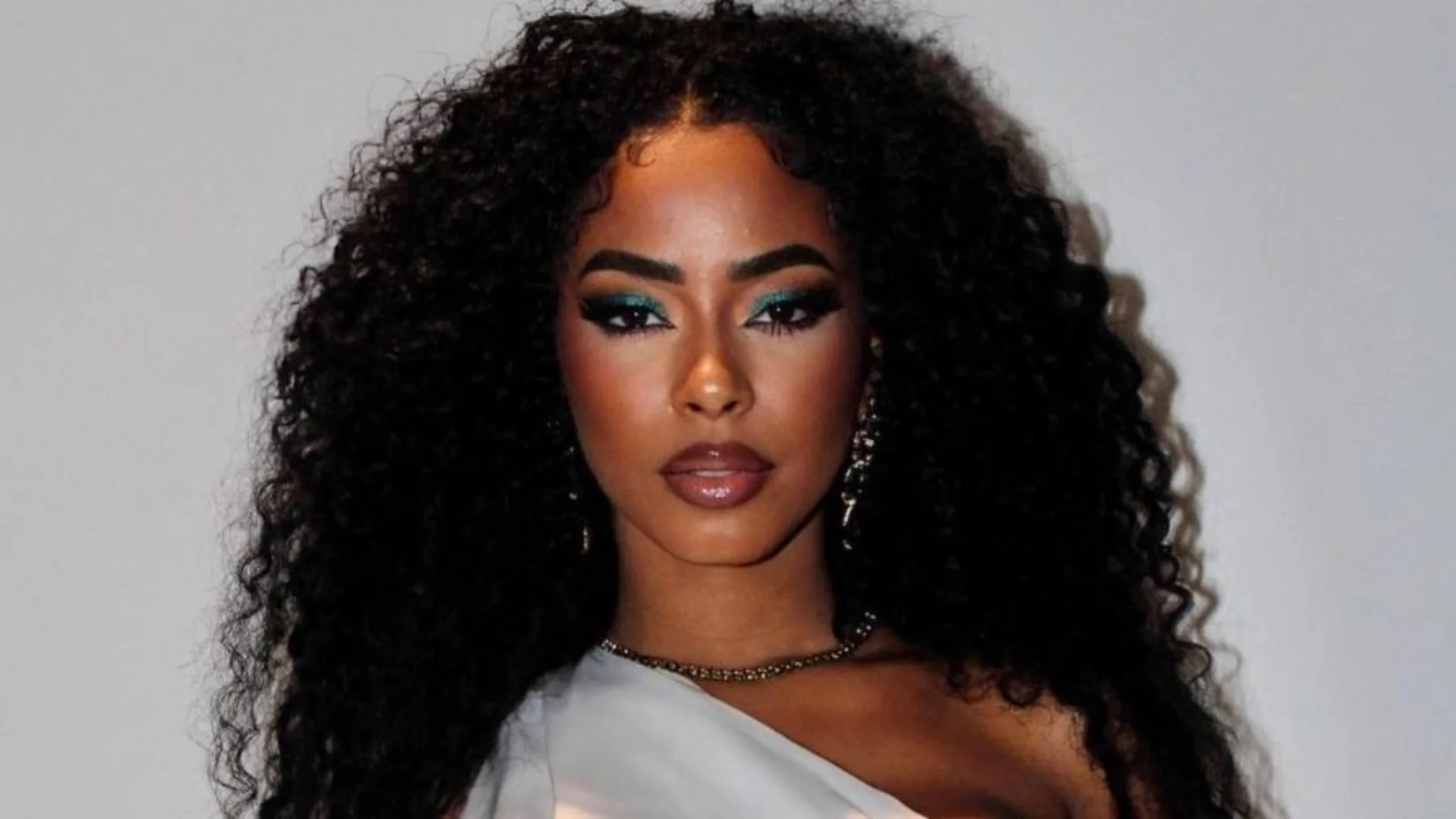 Lorena Maria é flagrada em jantar com o modelo Jesus Luz