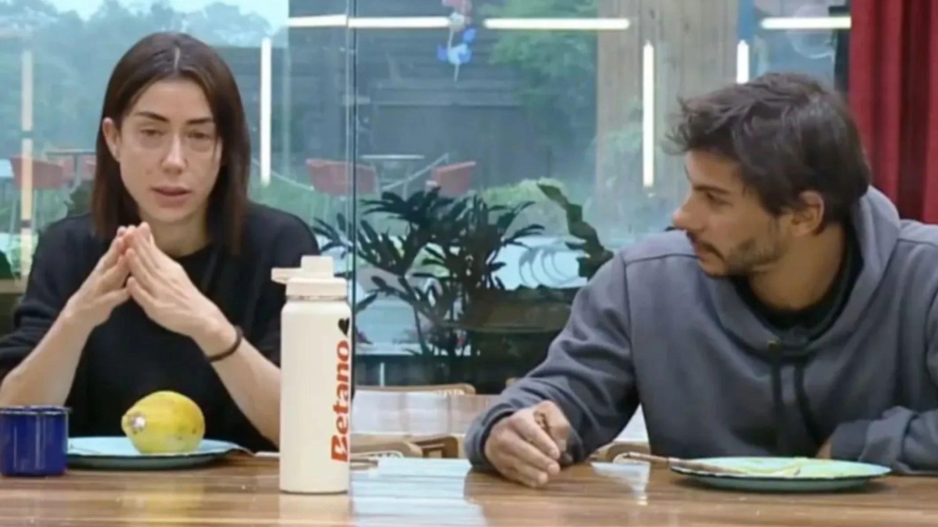 Edição exibe Shia e Michelle entrando juntos no banheiro da baia